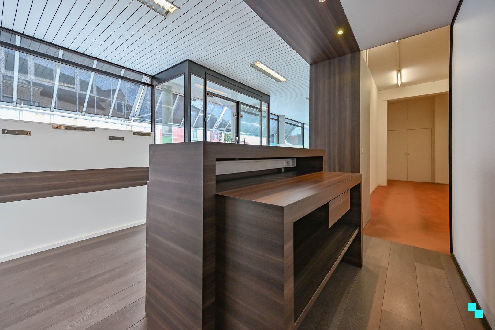 Centraal gelegen handelspand met etalage in hartje Lendelede foto 12