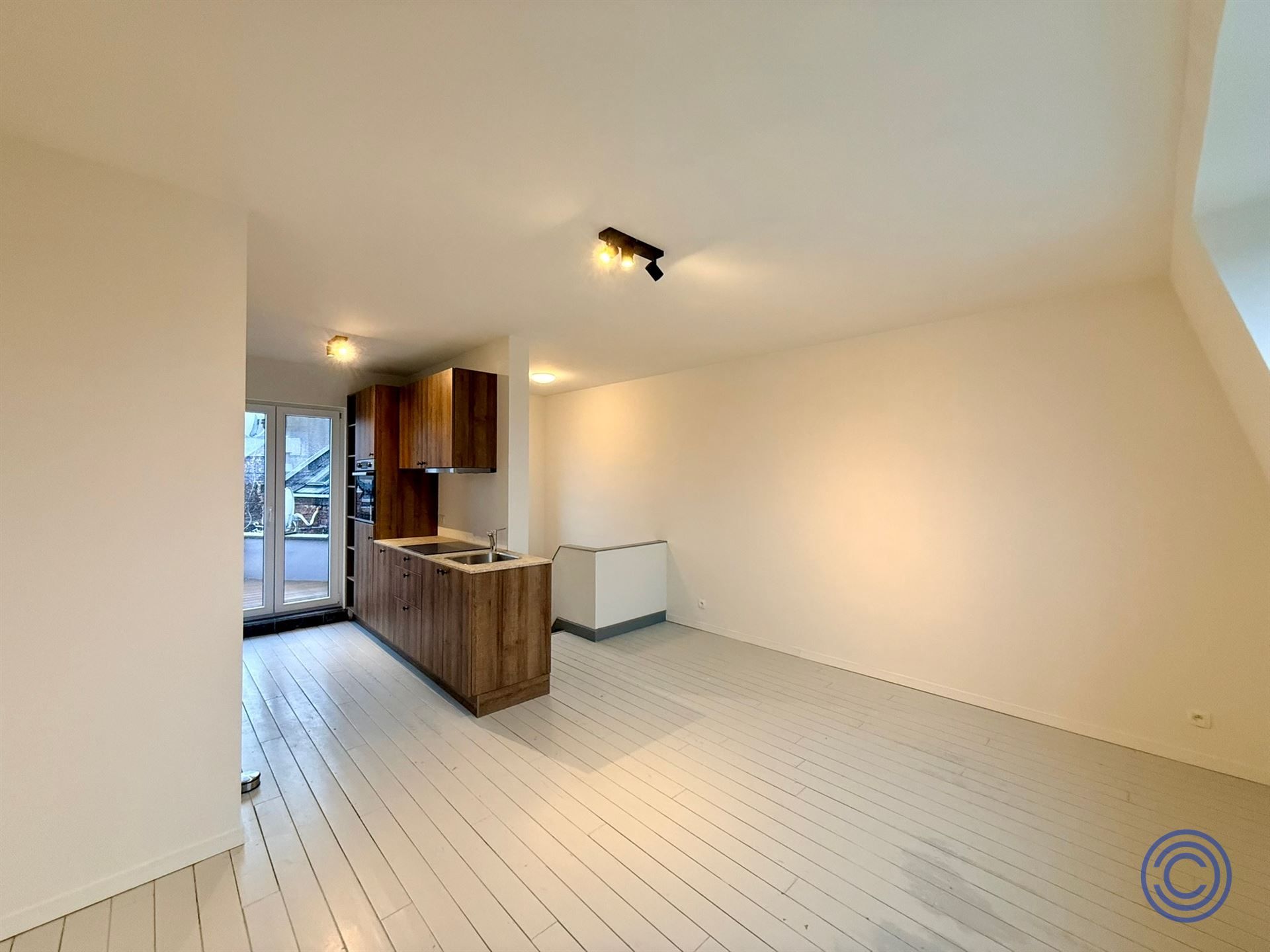 Gerenoveerde studio met gezellig terras! foto 7