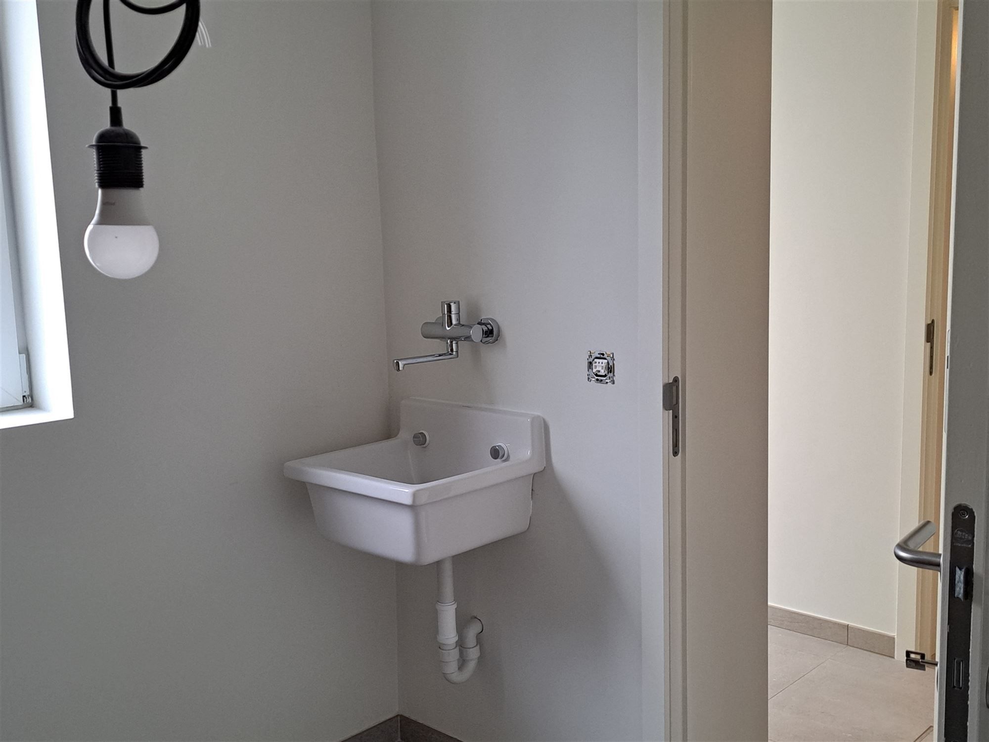 Gerenoveerde woning met 2 slaapkamers en dressing/bureel. Mooie tuin met tuinhuis. Instapklaar. foto 8