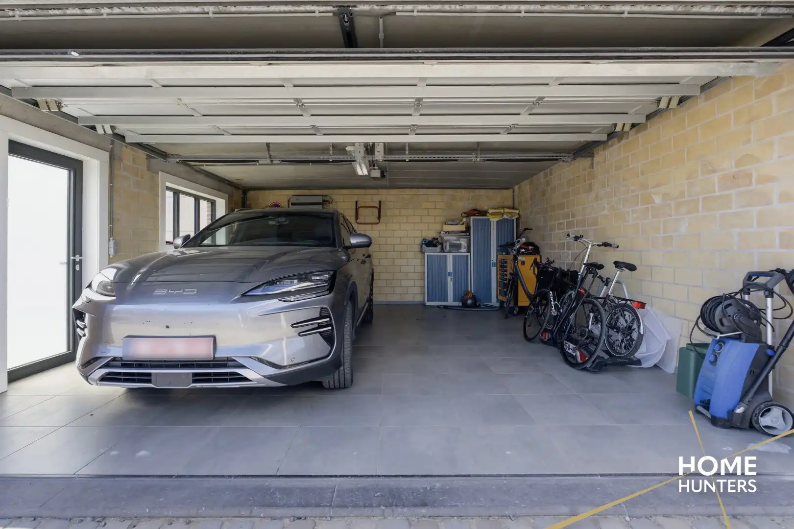 Veelzijdig handelspand met luxueus appartement en dubbele garage in Boezinge foto 4