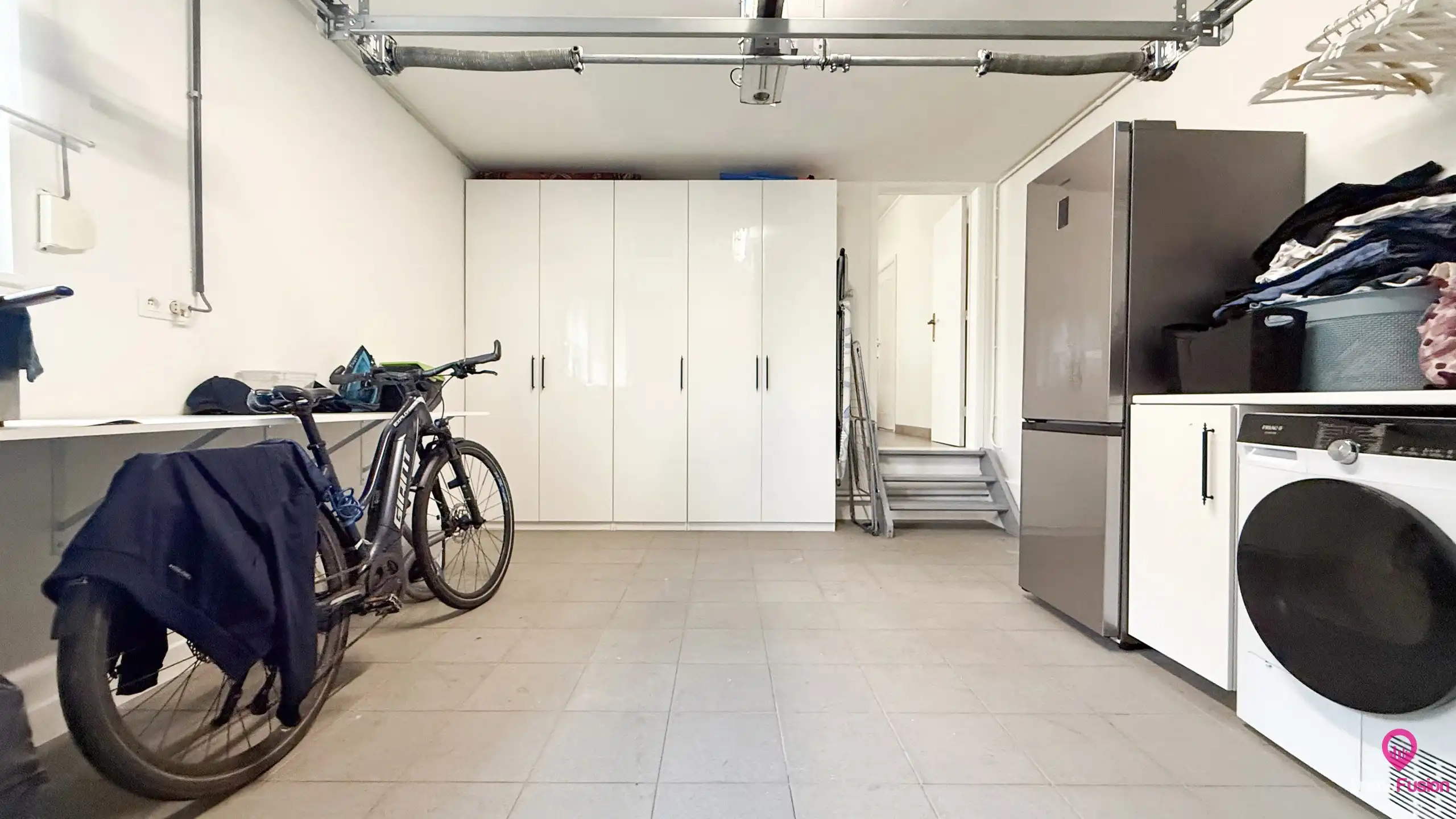 Ruime gerenoveerde gezinswoning met 4 slaapkamers op perceel foto 21