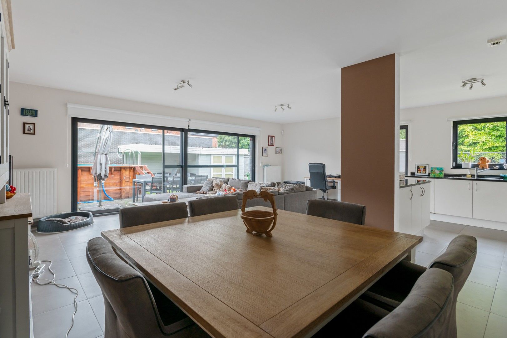 Instapklare halfopen woning met 4 slpk, tuin met zwembad foto 4
