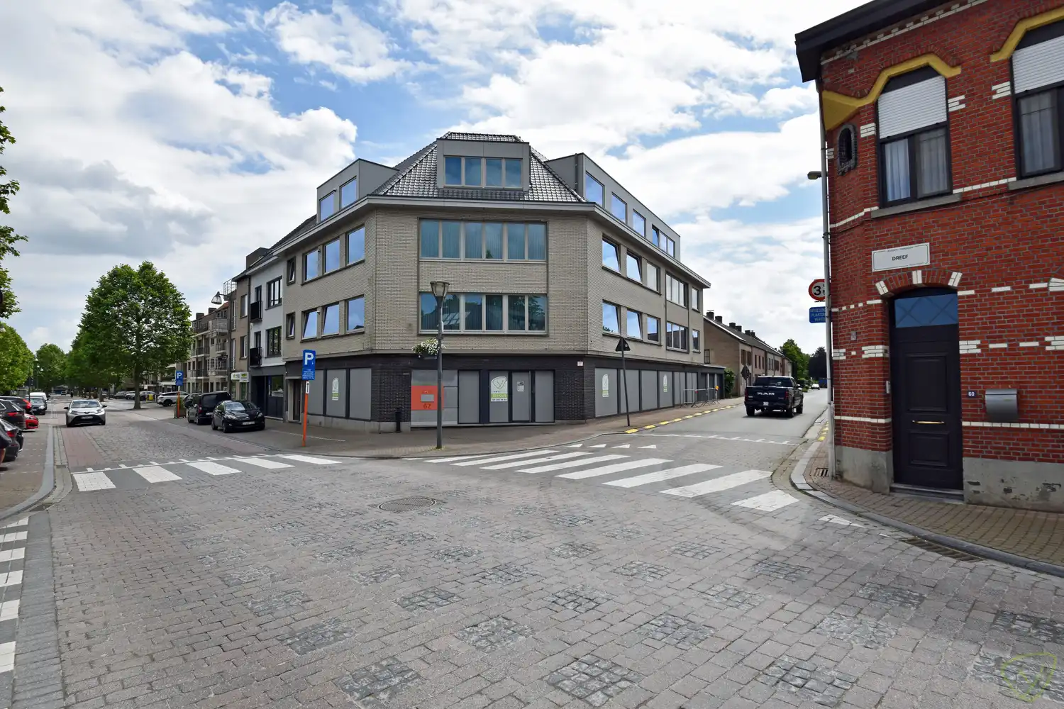 Ruim handelspand met topligging te huur in Zomergem! foto {{pictureIndex}}