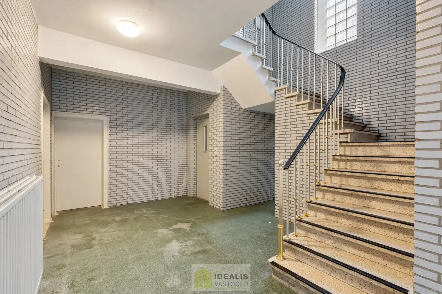 IDEALIS VASTGOED -  INVESTERINGSEIGENDOM BESTAANDE UIT 2 GELIJKVLOERSE HANDELSPANDEN EN 5 BOVENLIGGENDE APPARTEMENTEN IN HET CENTRUM VAN PELT! – te renoveren investeringseigendom op een toplocatie in Pelt (Neerpelt). Gelijkvloers 2 handelspanden, op de 1ste verdieping een 3 slpk.-appartement, 2de verdieping een 3 slpk.-appartement en een 1 slpk.-appartement en op de 3de verdieping een 3 slpk.-appartement en een 1 slpk.-appartement. Geschikt voor zij die zoeken naar een interessante investering in het centrum van Pelt. foto 11