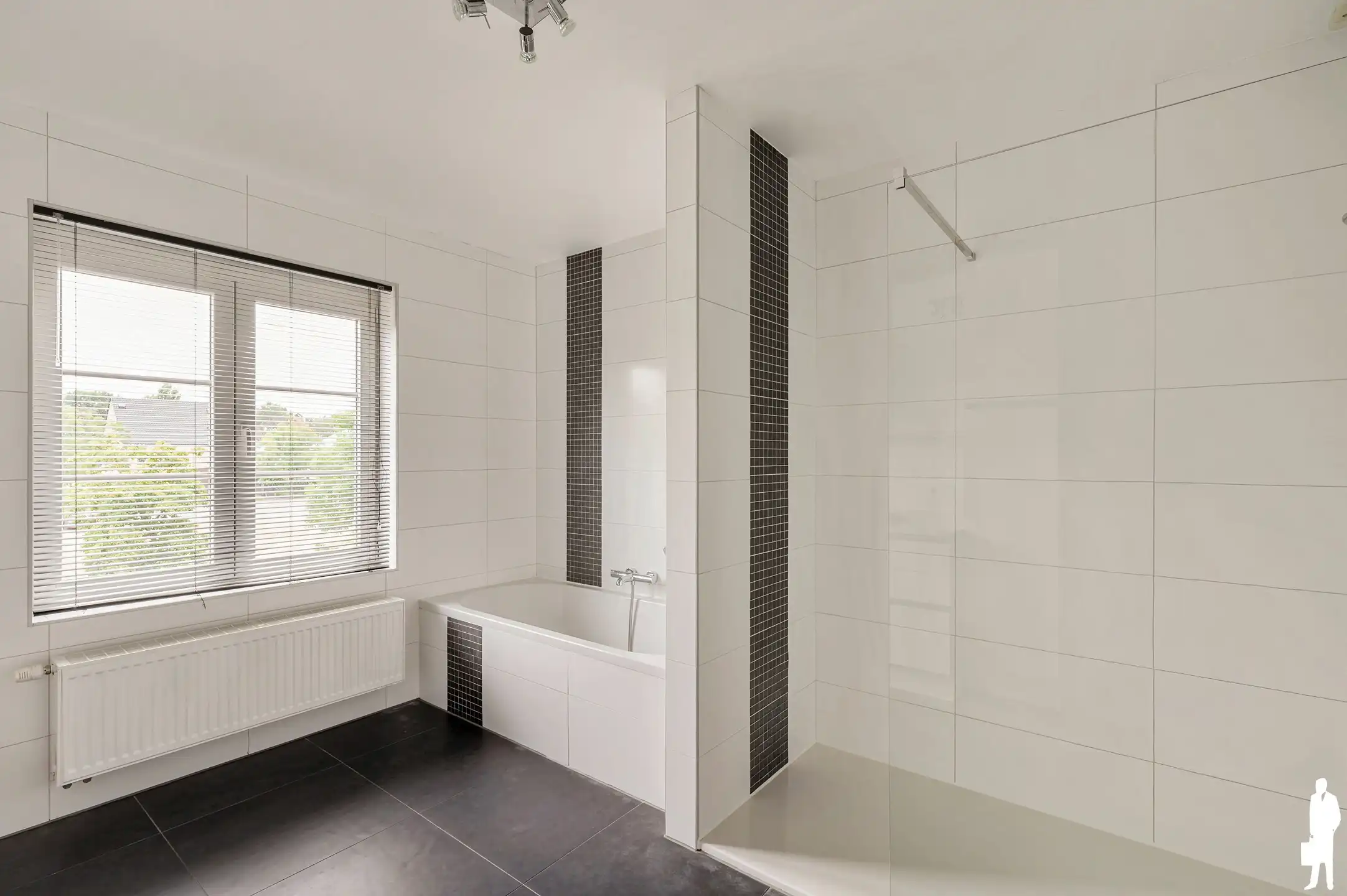 Goed onderhouden woning met 5 slaapkamers, 2 badkamers en een tuin centraal gelegen in Stabroek foto 18