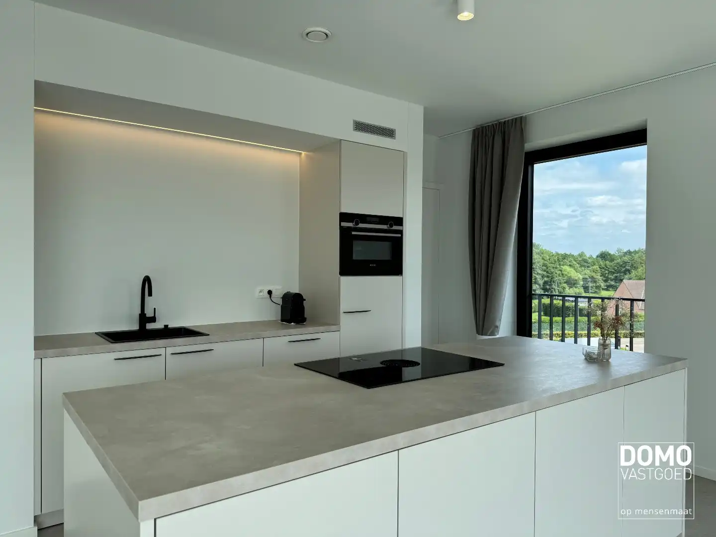 PENTHOUSE MET 2 SLAAPKAMERS, RUIM TERRAS EN AUTOSTANDPLAATS TE KERMT foto 4