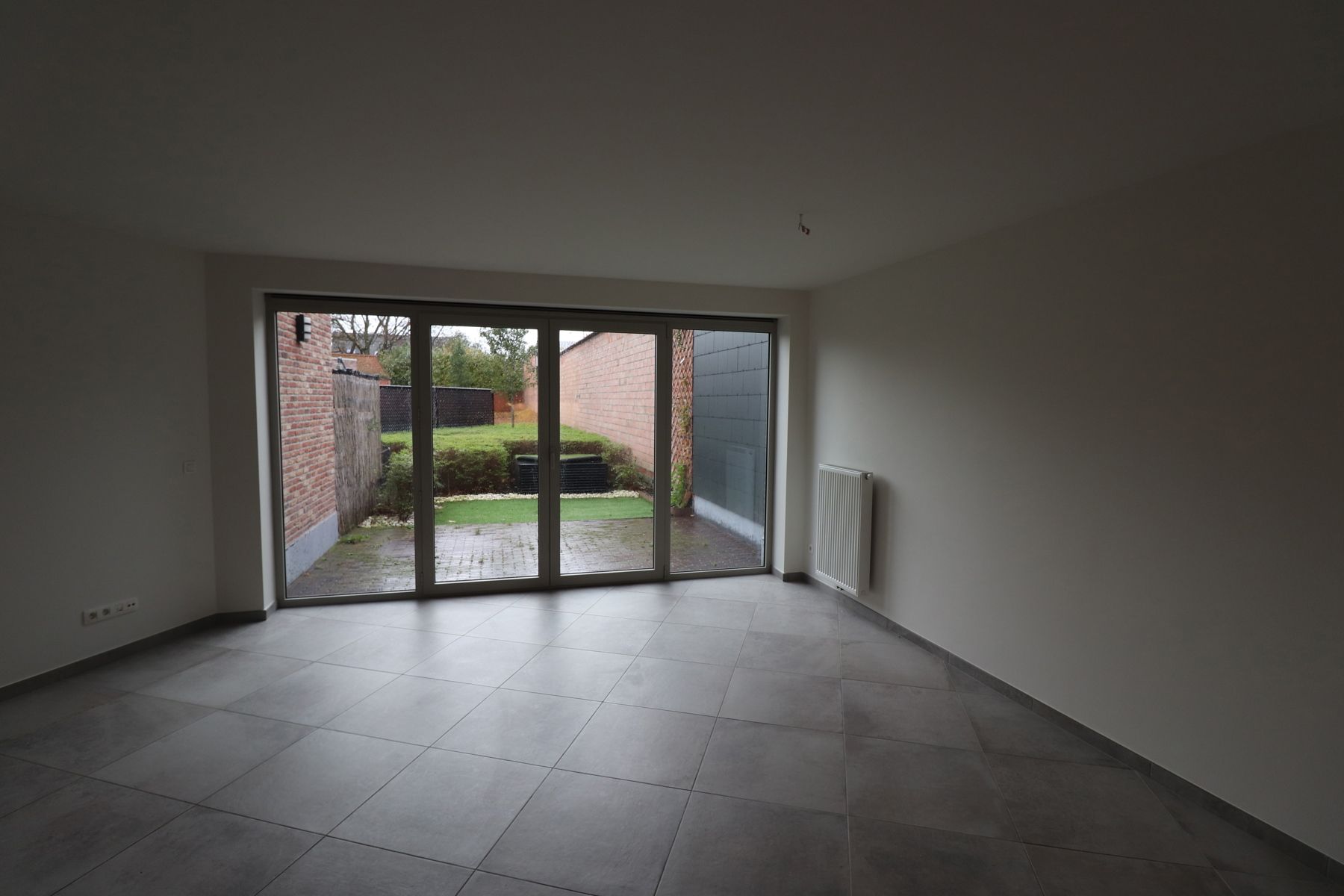 Prachtig appartement (2 slaapkamers met apart bureel) van 103m² op het gelijkvloers rechts met tuin en ondergrondse parkeerplaats. foto 3