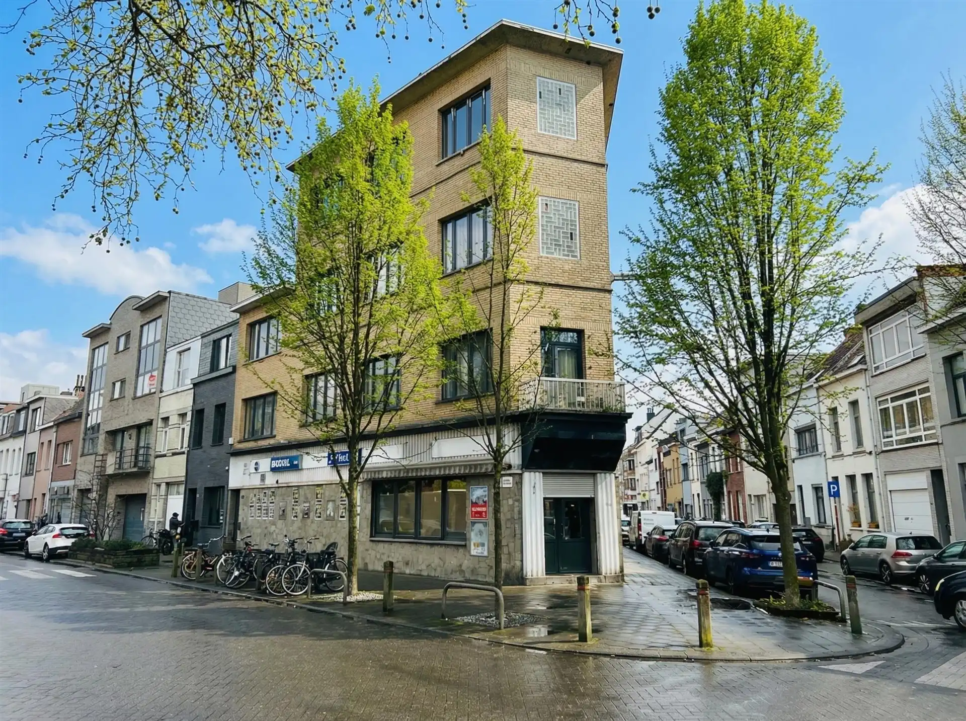 Handelsgelijkvloers (café) op commerciële ligging – 2020 foto {{pictureIndex}}