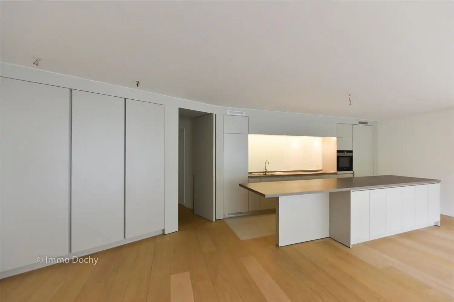 Mooi en ruim luxe-appartement centrum | zicht op Stationsstraat foto 2