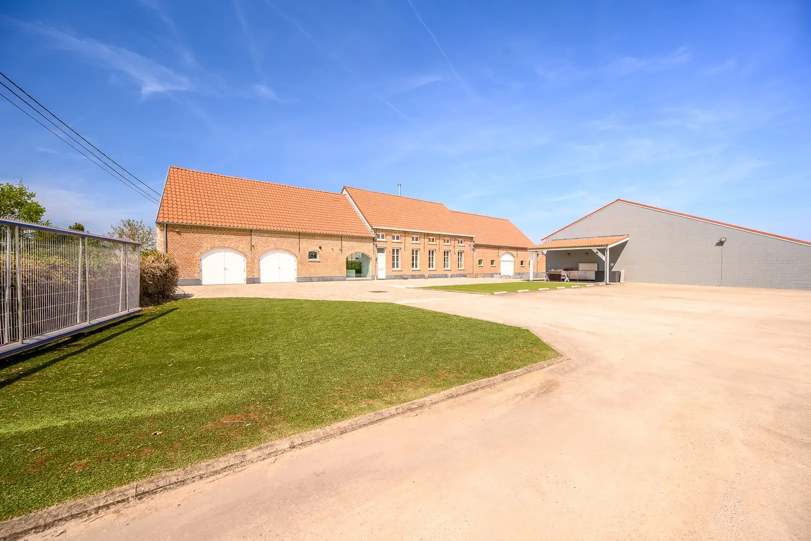 Prachtige gerenoveerde hoeve met loods foto {{pictureIndex}}