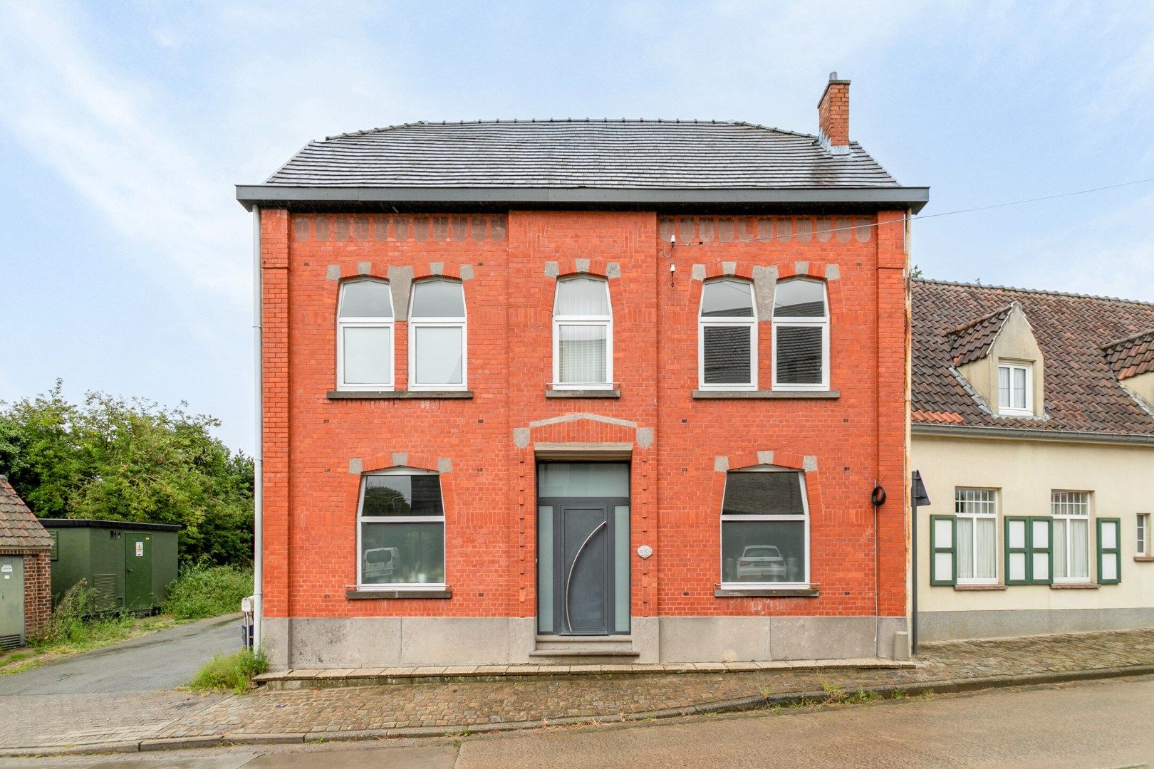 TE KOOP - ruime gerenoveerde woning met 4 slaapkamers foto 1