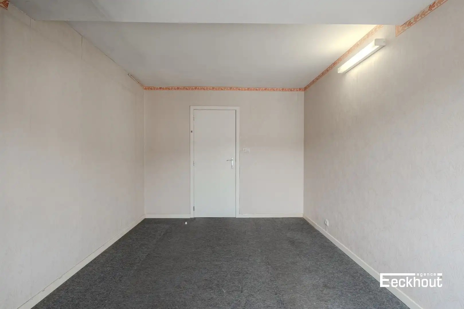 Te moderniseren woning op goede ligging met garage en tuin! foto 12
