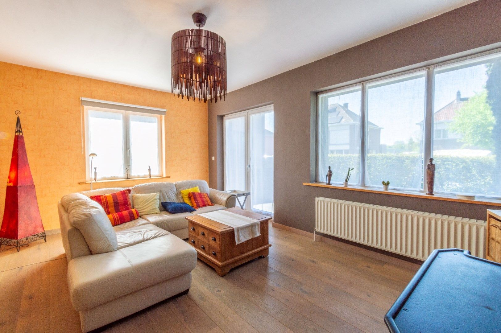  Ruime en goed onderhouden driegevel-woning met 3 slaapkamers, 2 terrassen, tuin, garage en oprit met plaats voor meerdere wagens foto 11
