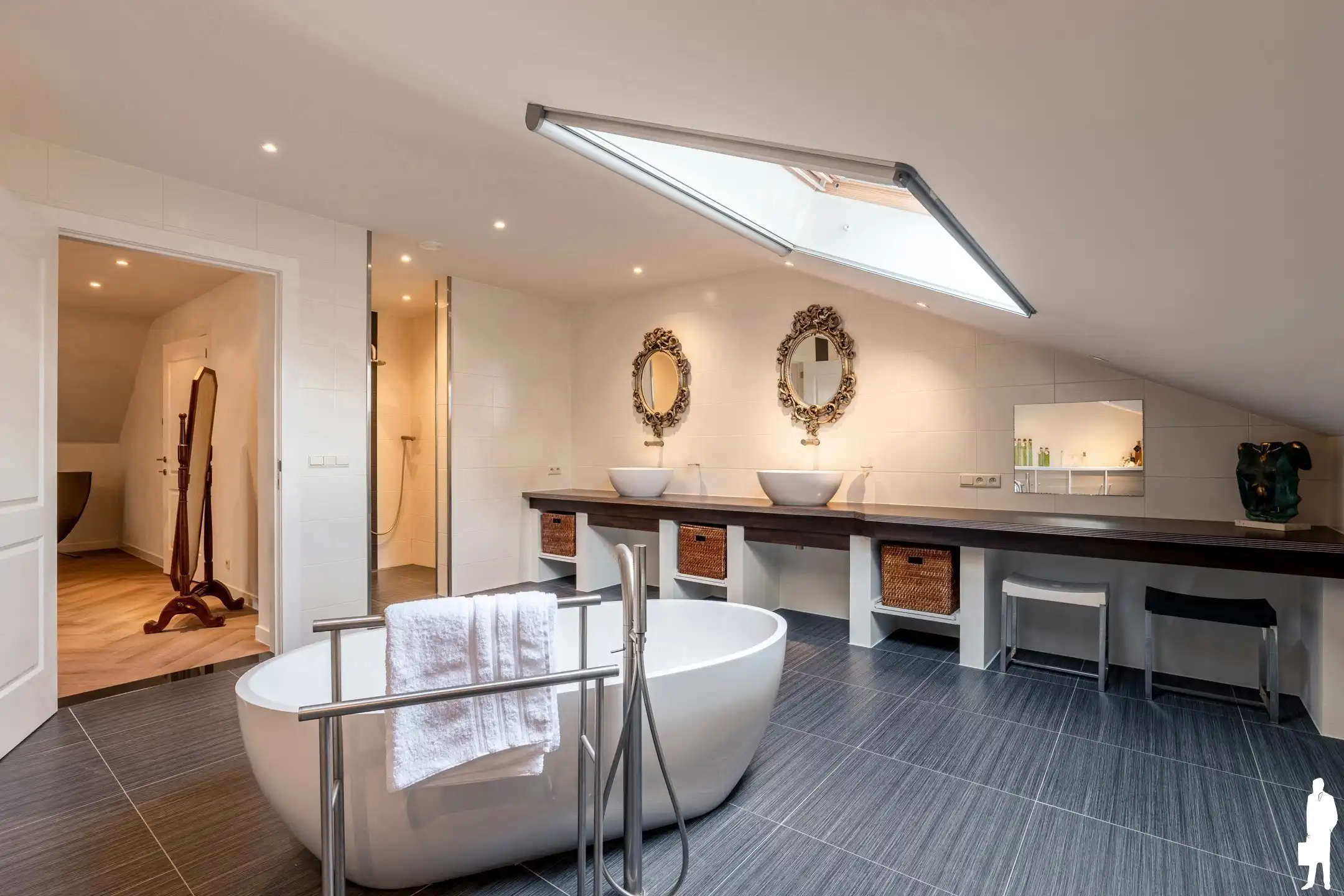 Riante villa (maar liefst 454m² woonopp.) vlakbij Nederland foto 12