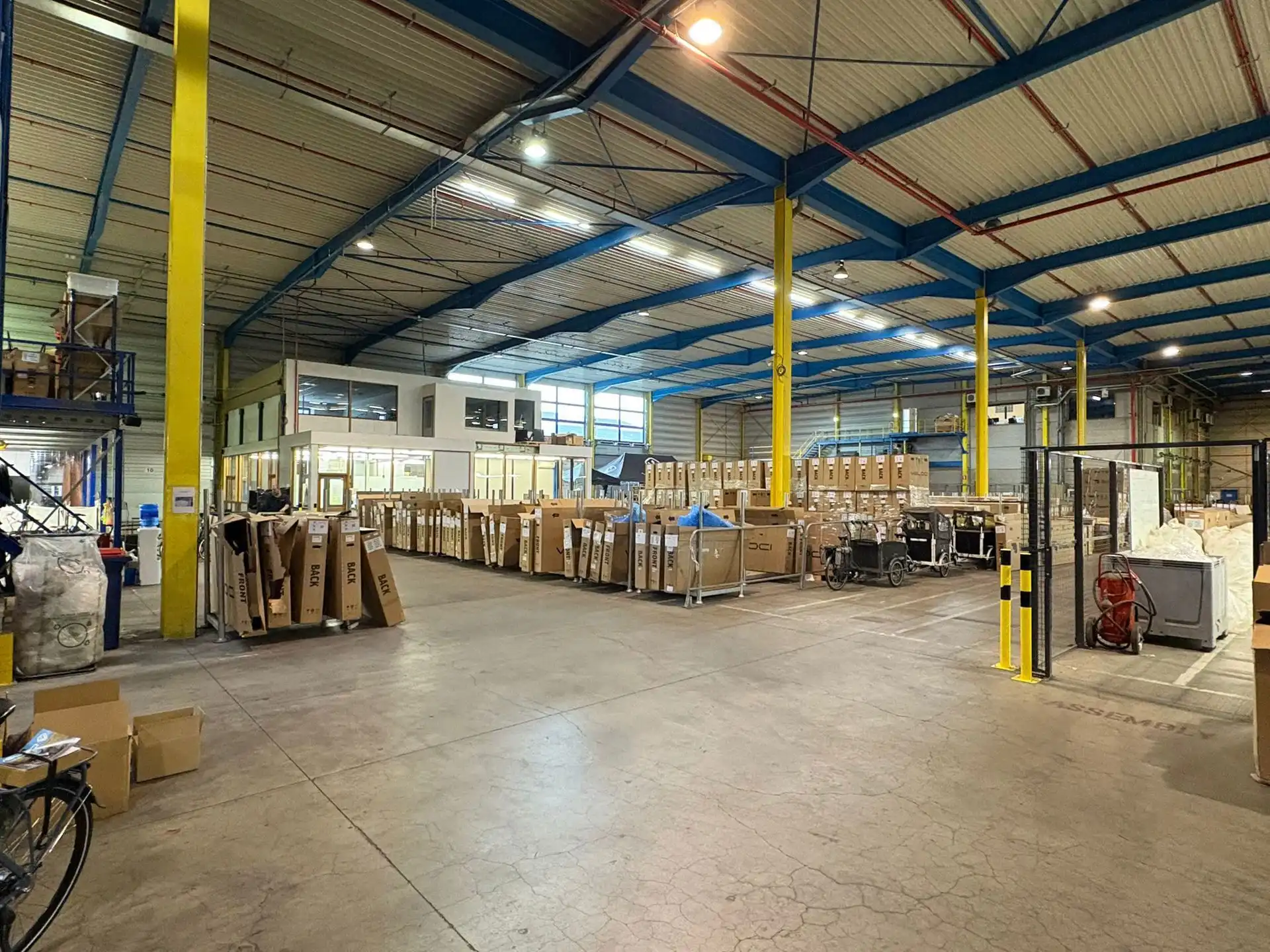 Hoge magazijnruimte van 5.400m² met hoogtes van  ca. 9m en ca. 14m foto 10