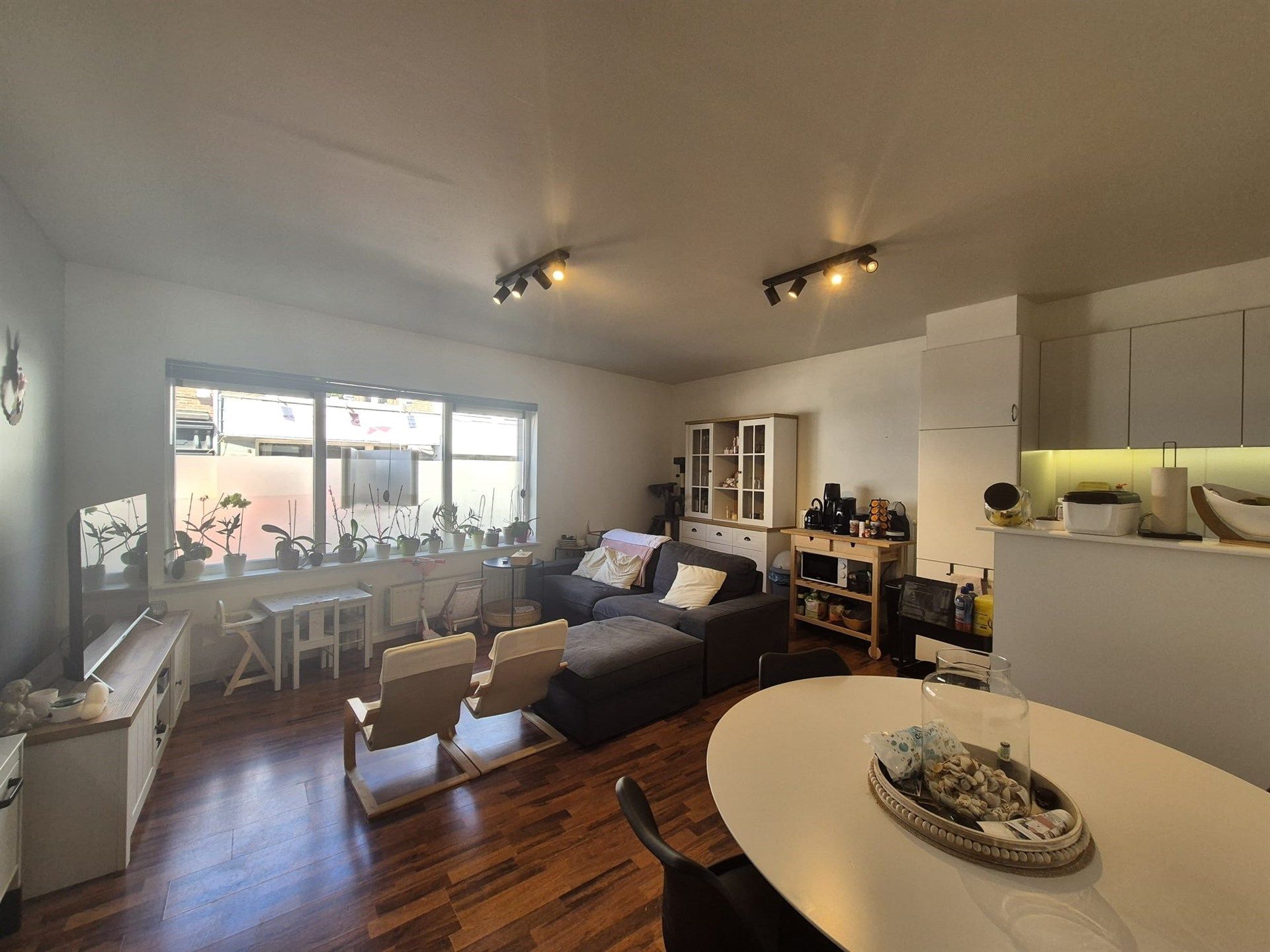 Centraal gelegen instapklaar 2 slaapkamer appartement foto 7