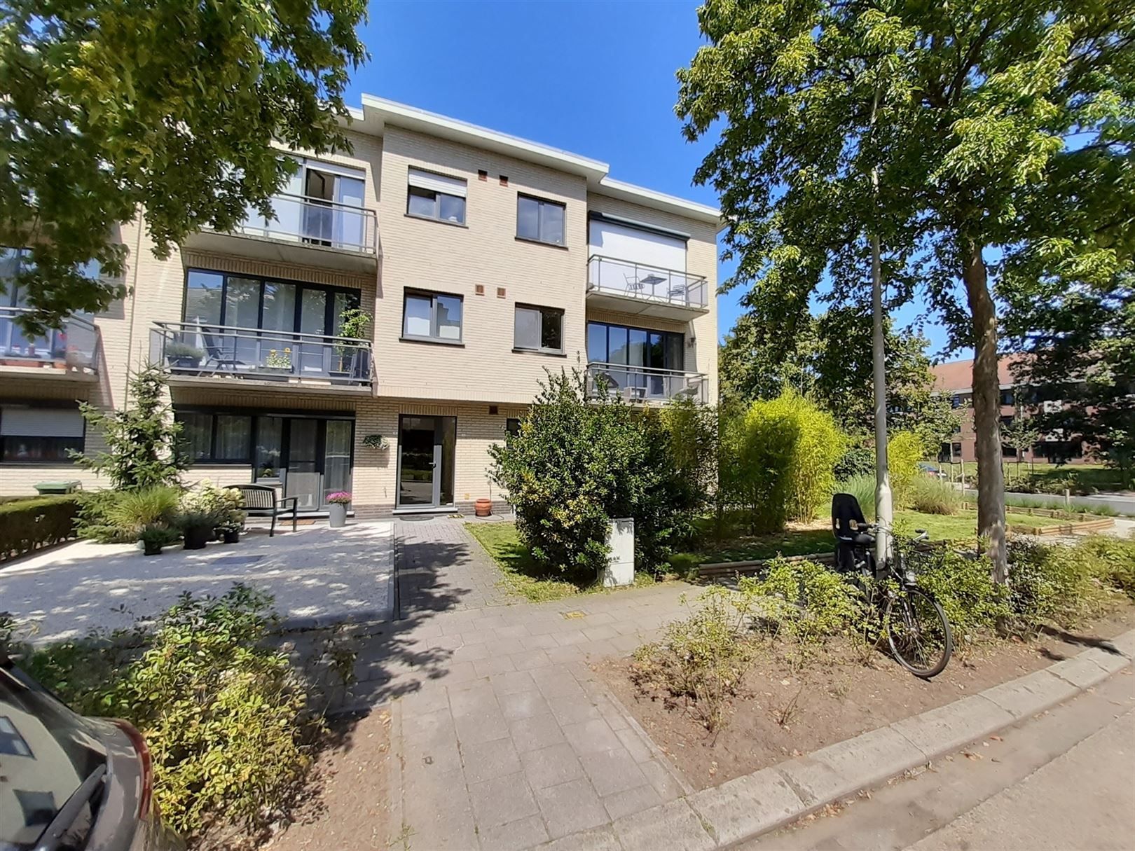 Hoekappartement met 3 slaapkamers en garagebox foto {{pictureIndex}}