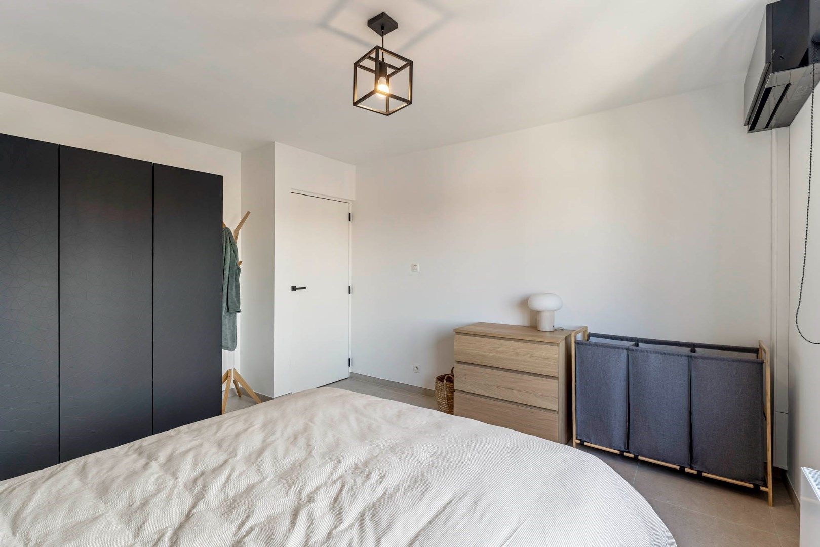 Knap afgewerkt 2-slaapkamer appartement met standplaats vlakbij het centrum foto 25