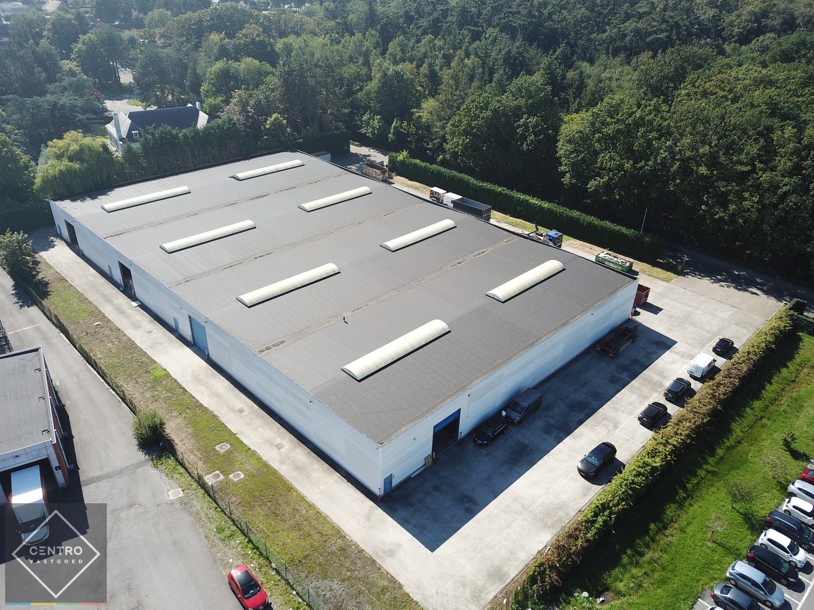 Instapklaar MAGAZIJN (980m2) met geïntegreerde KANTOORRUIMTE en toilet op ambachtelijke zone te Oostkamp foto {{pictureIndex}}