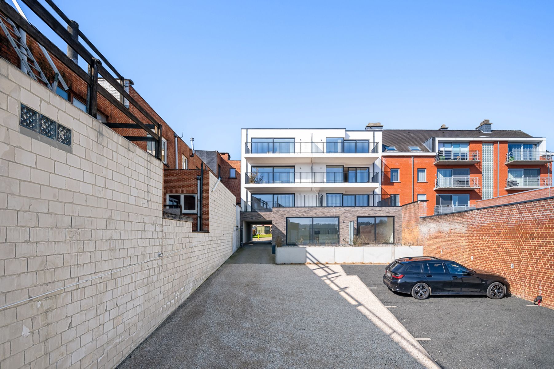 Nieuwbouw appartement op de eerste verdieping foto {{pictureIndex}}