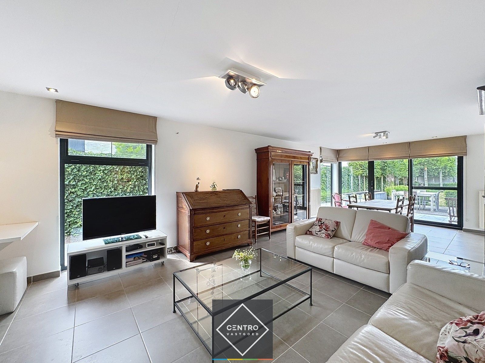 Instapklare woning met 3 slpks, garage én ZUIDger. tuin  te Oostkamp! foto 3