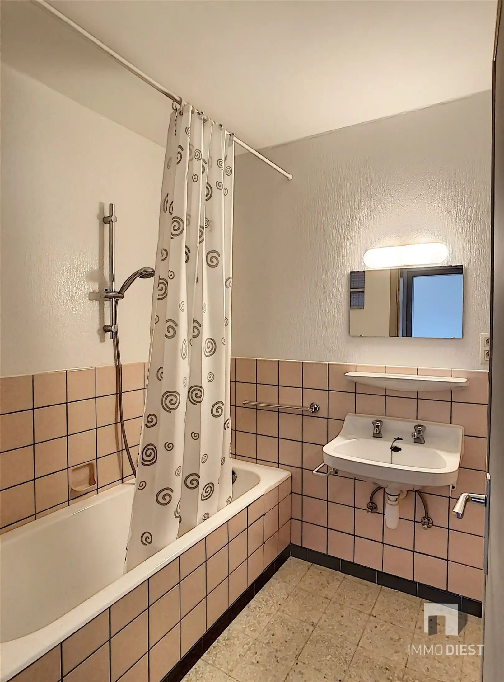 Zeer goed gelegen appartement op de 2de verdieping vlakbij winkels, scholen en station!   foto 10