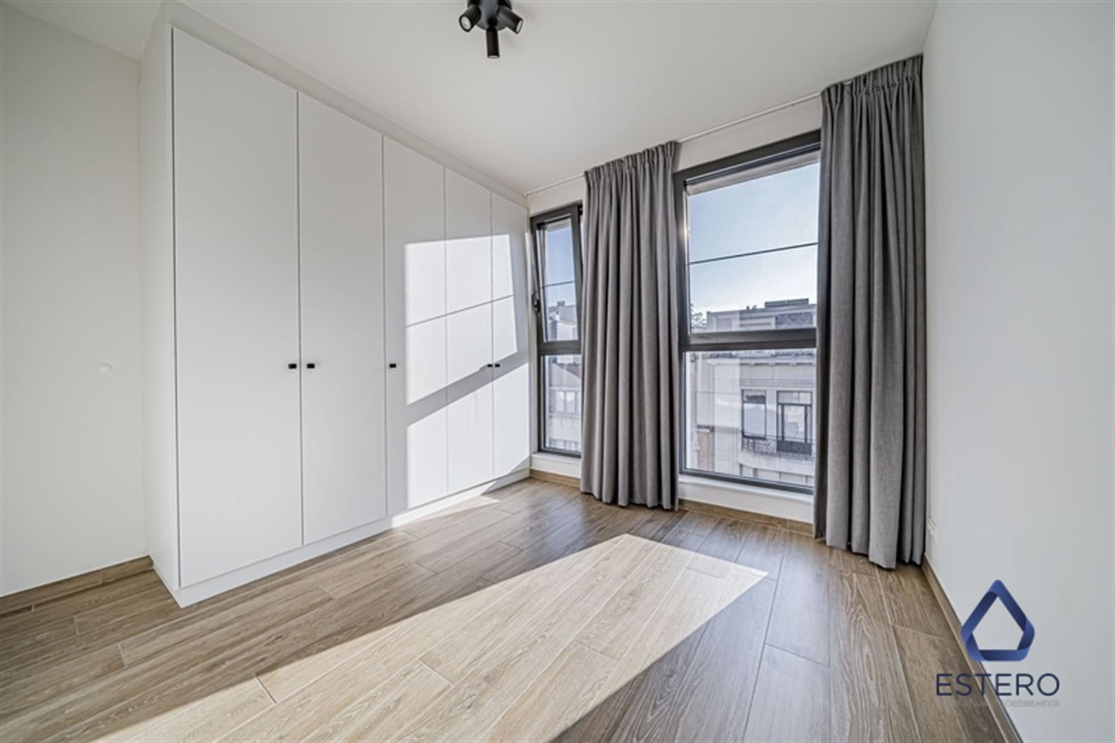 Modern 1-slaapkamerappartement met zonnig terras foto 8