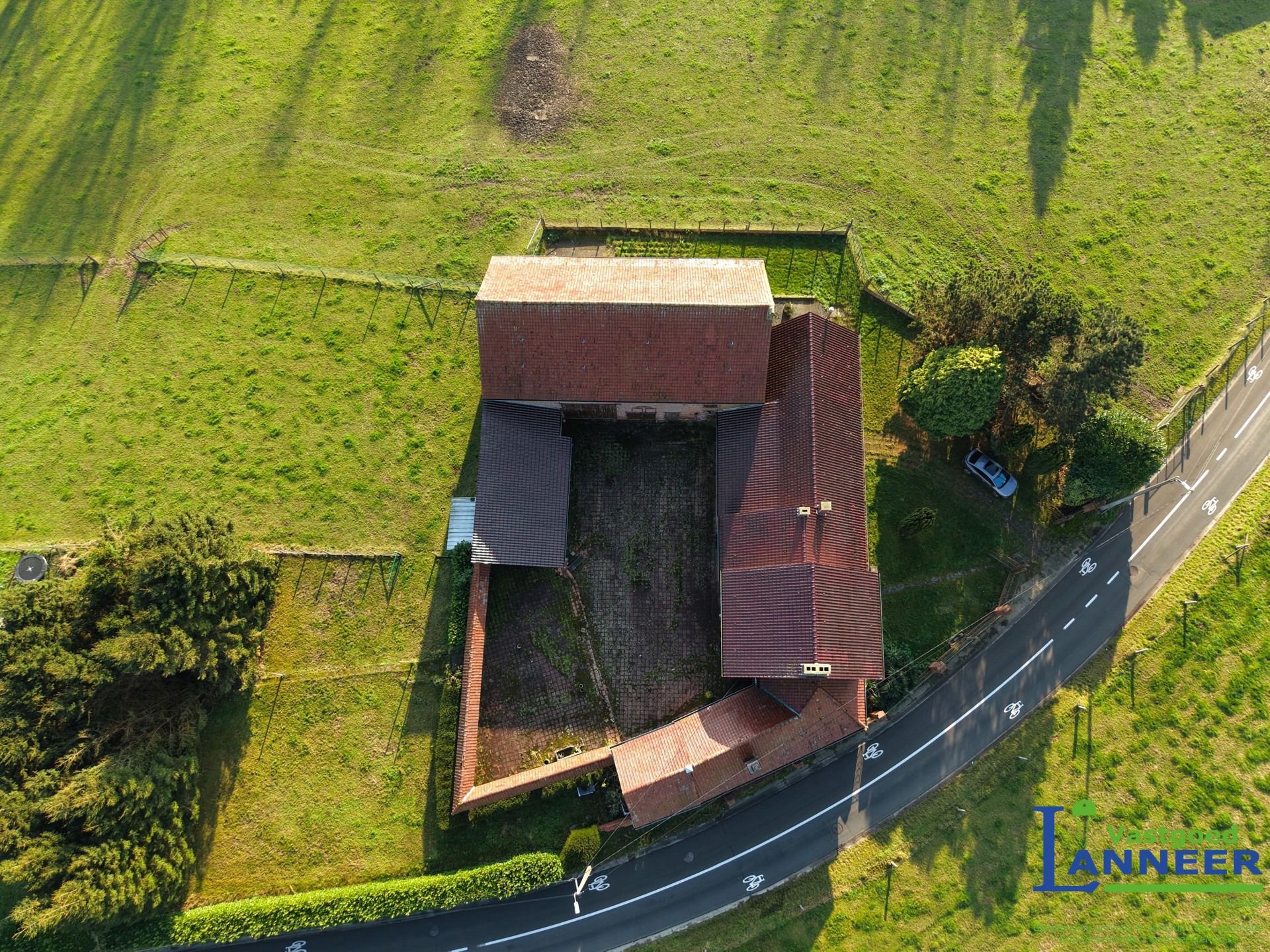 Hoeve met binnenplein, schuur, weides en bos op 3ha79a35ca foto 12