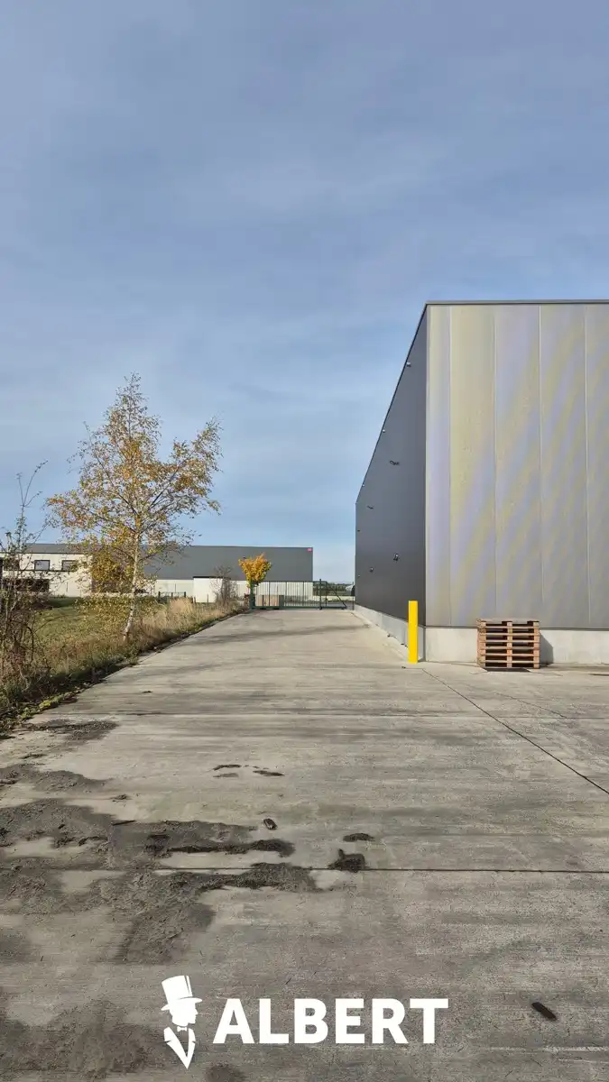 Industriële site met kantoorgebouw en hallen foto 19