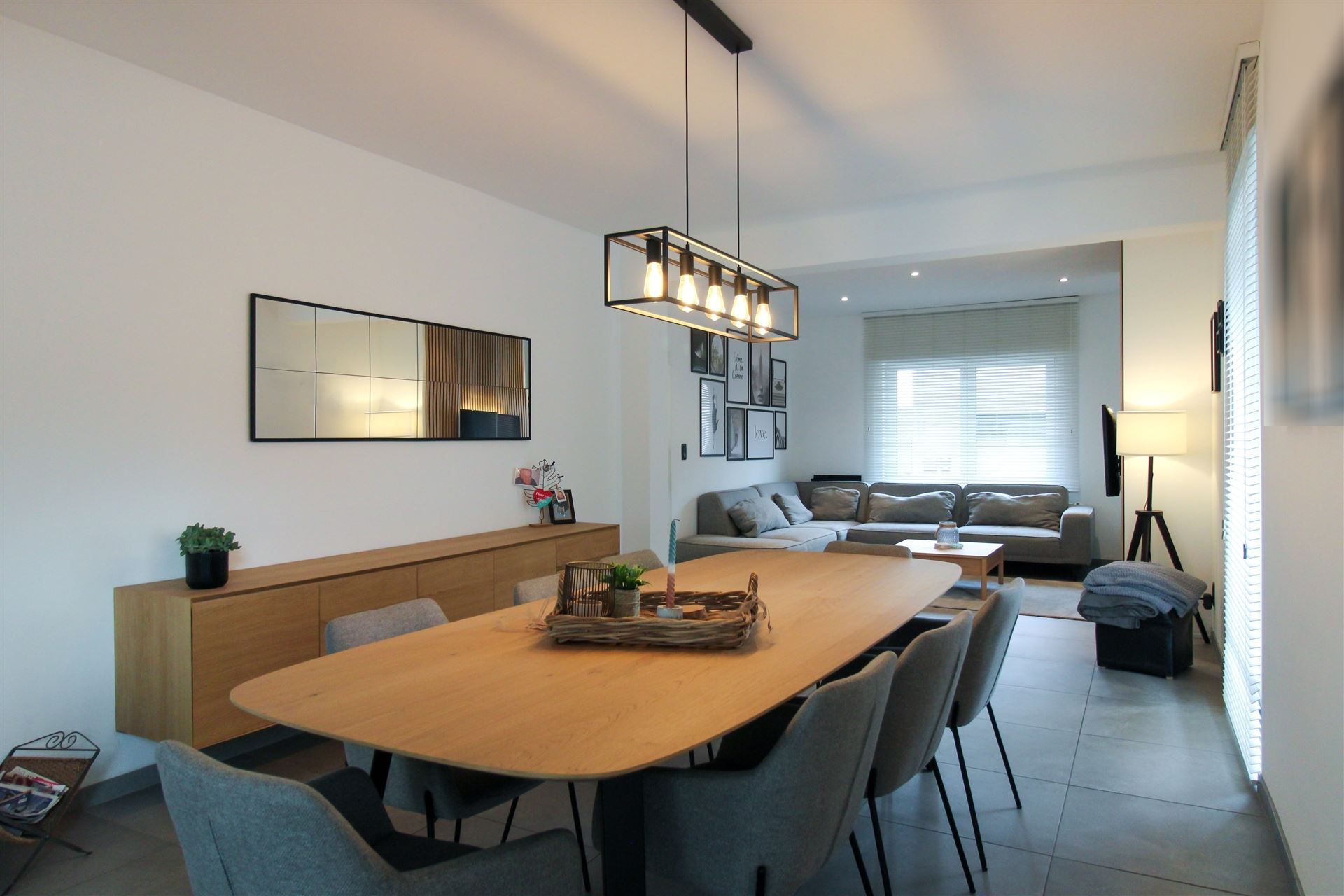 Instapklare, volledig gerenoveerde gezinswoning met 3 slaapkamers, ruime leefkeuken, zonnige omheinde tuin op 5a71ca, zonnepanelen, airco en EPC B, ideaal gelegen nabij scholen, winkels en het centrum van Maasmechelen! foto 4