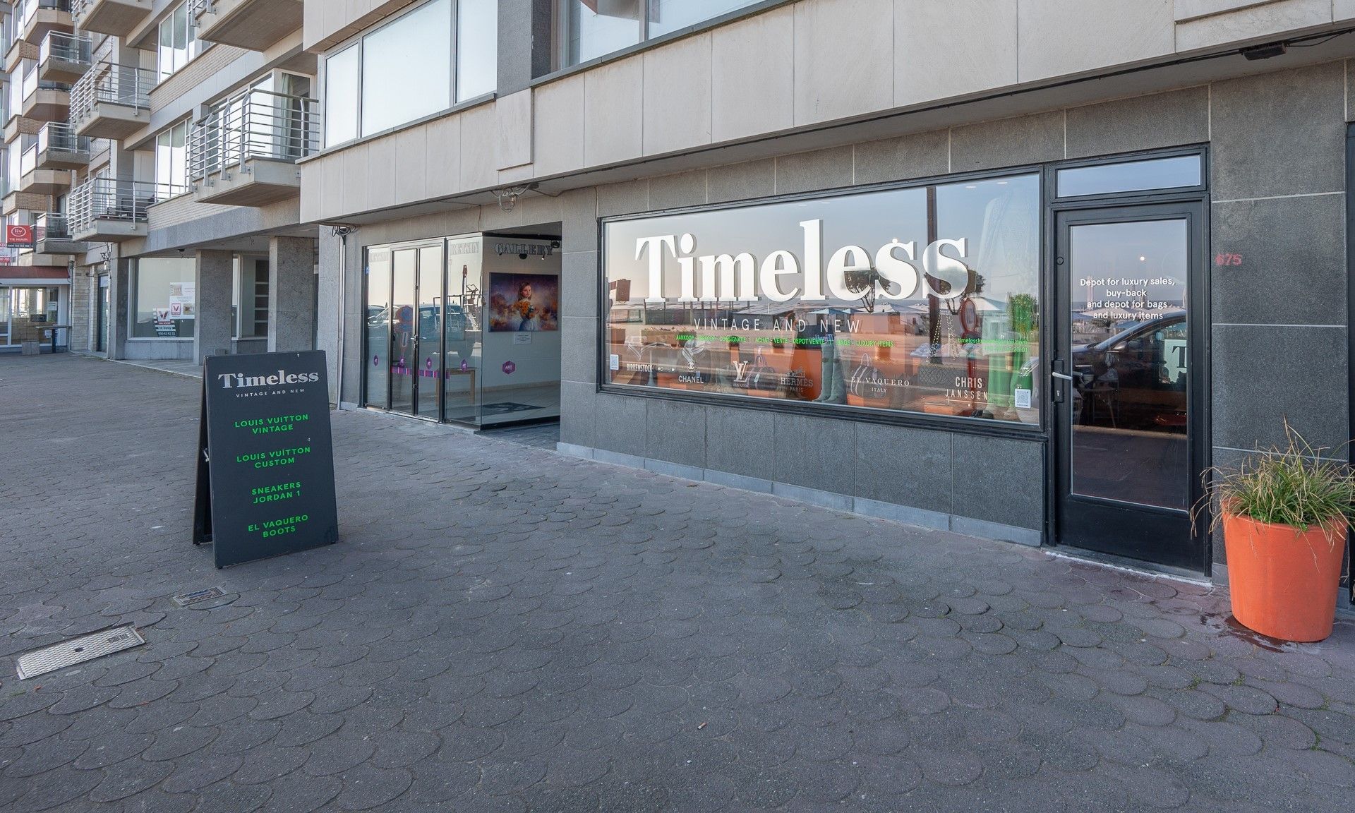 Handelspand gelegen op de Zeedijk in Knokke foto {{pictureIndex}}