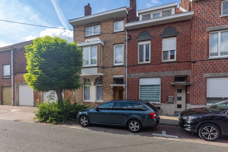 Rustig gelegen, te moderniseren, karaktervolle  burgerwoning met 4 slaapkamers (5 mogelijk)  en stadstuintje. foto 10