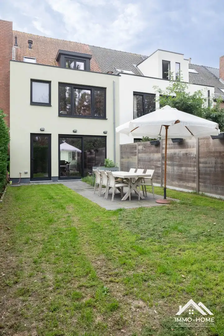 Prachtige gerenoveerde woning op een topligging in Sint-Amandsberg! foto 10