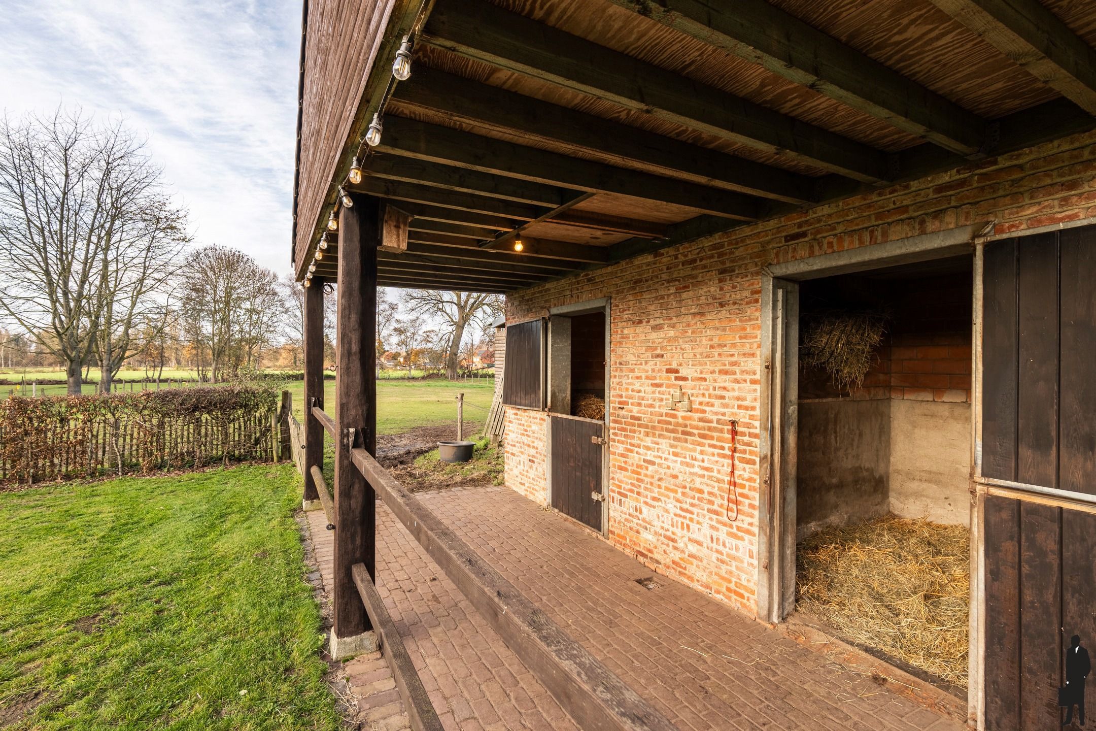 Villa met 4 tot 5 slaapkamers, weiland en paardenstallen (2) foto 31