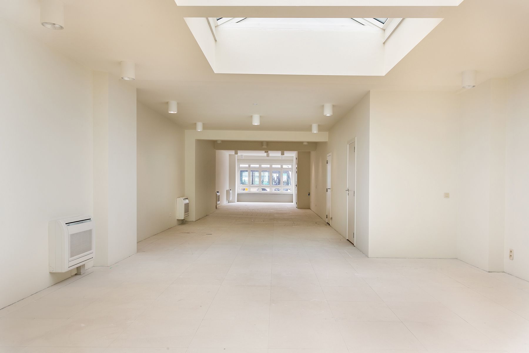 Commerciële Ruimte met Privatieve Kelder en Parking foto 9