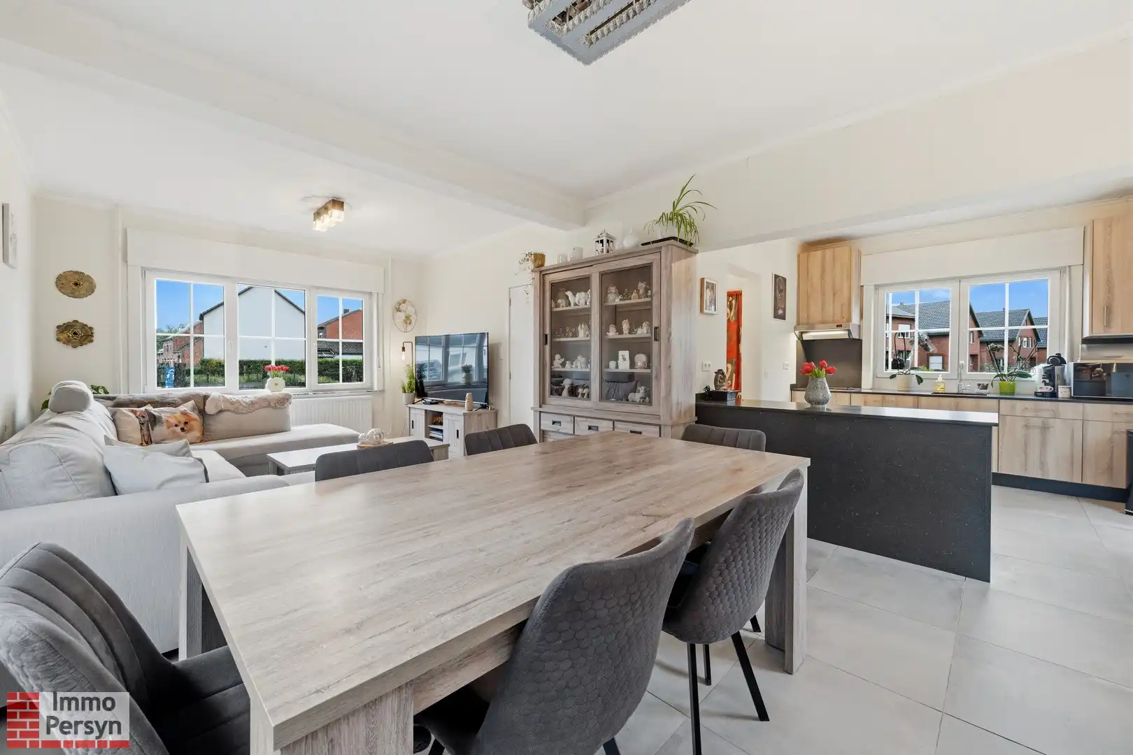 Charmante, gerenoveerde woning met carport en tuin foto 5
