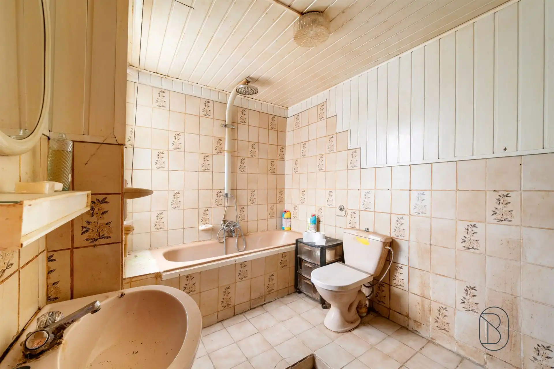 Te renoveren / af te breken woning met POTENTIEEL en uitweg foto 10