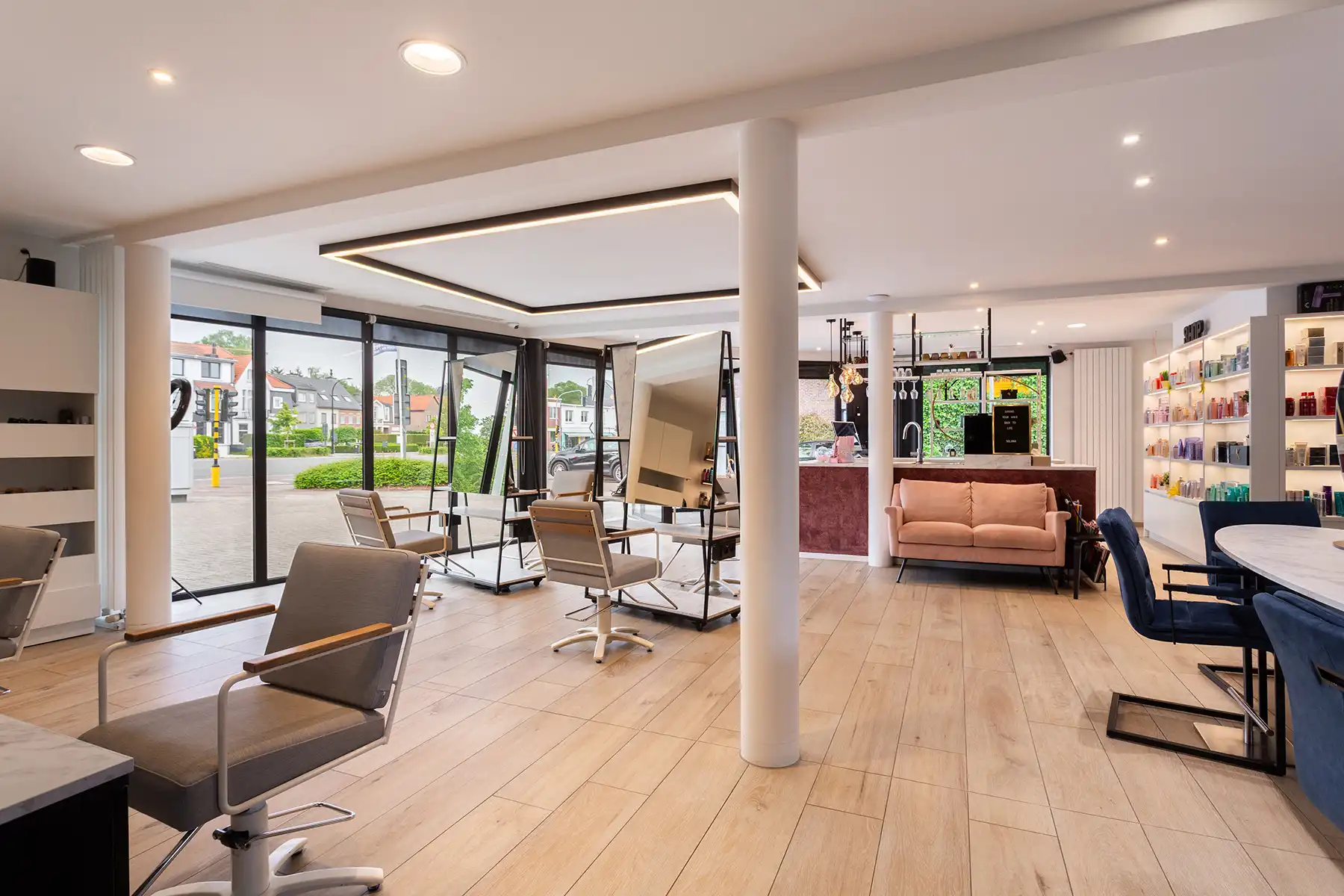Modern gebouw met handel gelijkvloers en duplex-appartement. foto 4