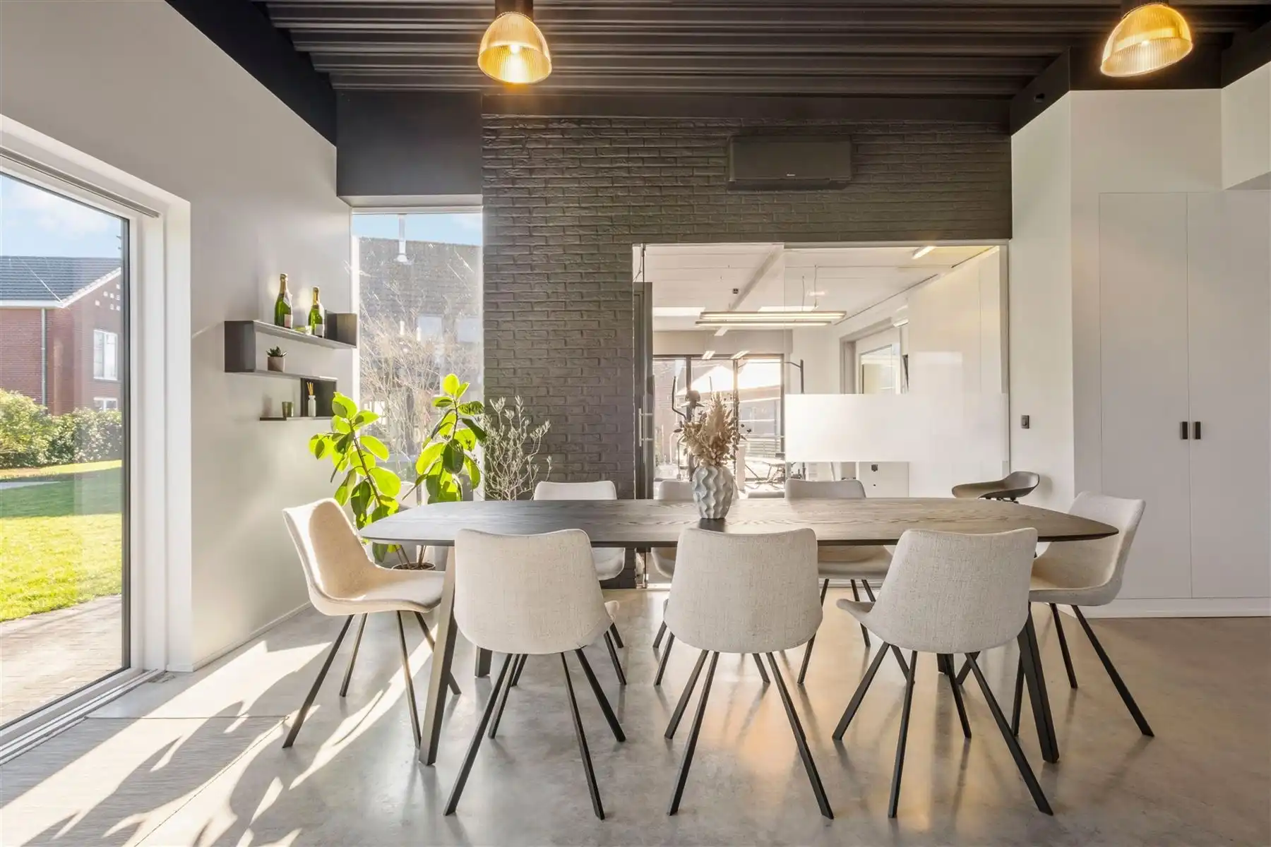 Instapklare gezinswoning met zwembad en multifunctioneel bijgebouw foto 20