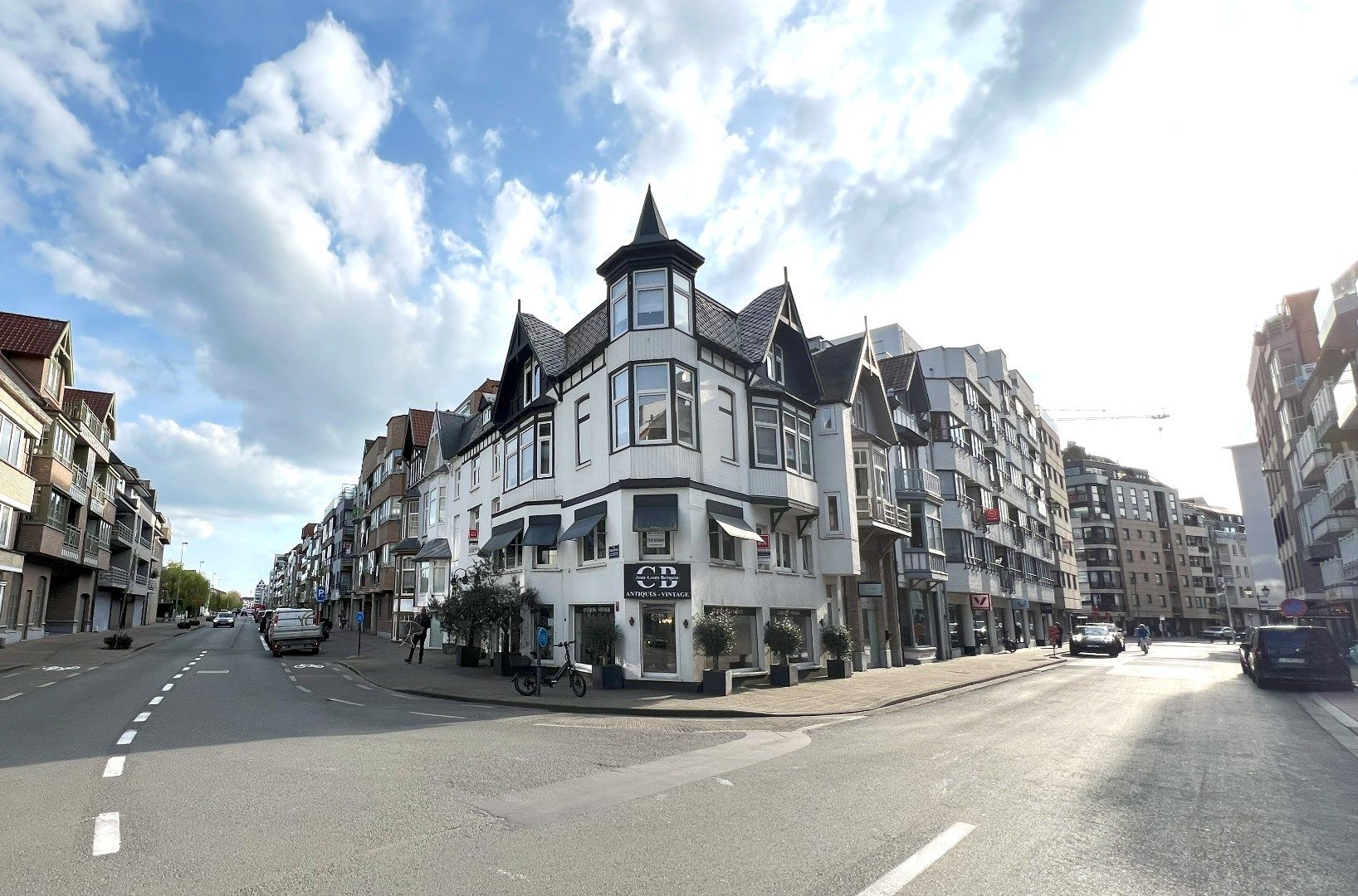 Handelsruimte met appartement op een toplocatie in het centrum nabij de Lippenslaan en Zoutelaan foto {{pictureIndex}}