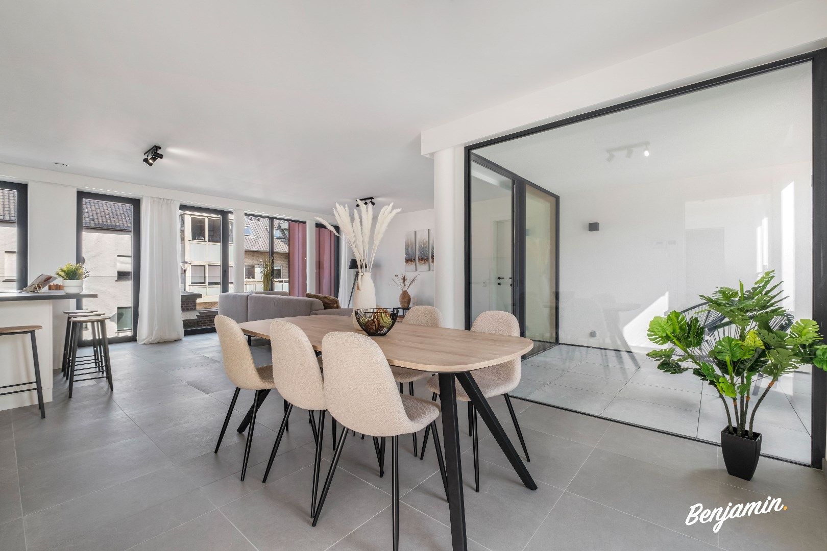 Nieuwbouwappartement met 2 slaapkamers en terras op het marktplein van Beselare foto {{pictureIndex}}