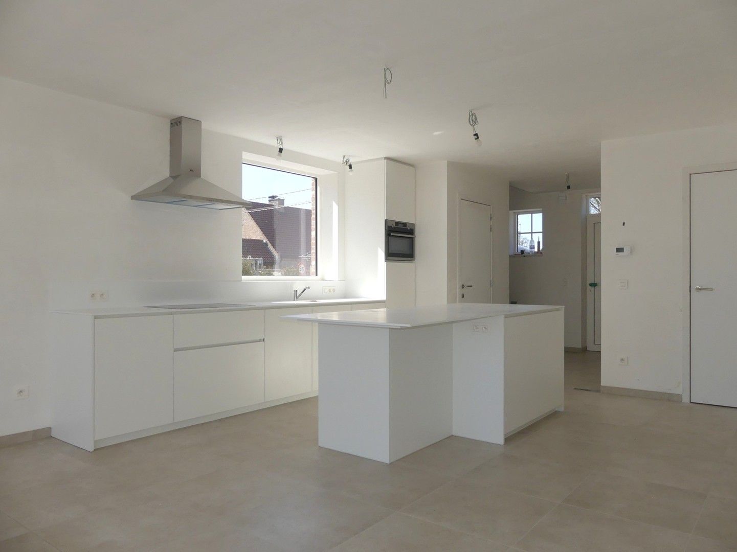 Halfopen nieuwbouwwoning met zuidgericht terras, tuin en garage foto 6