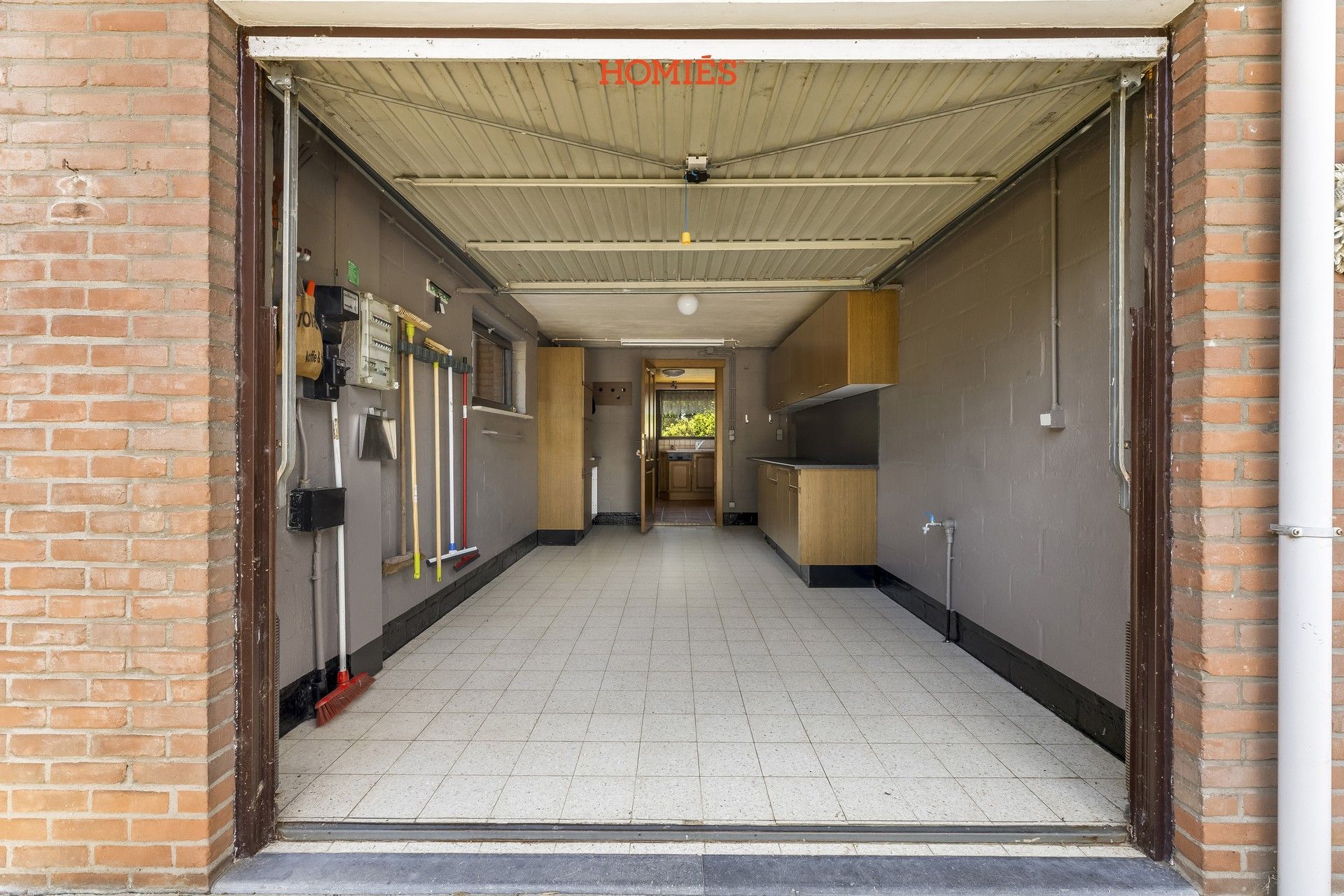 Te renoveren woning met veel potentieel foto 17