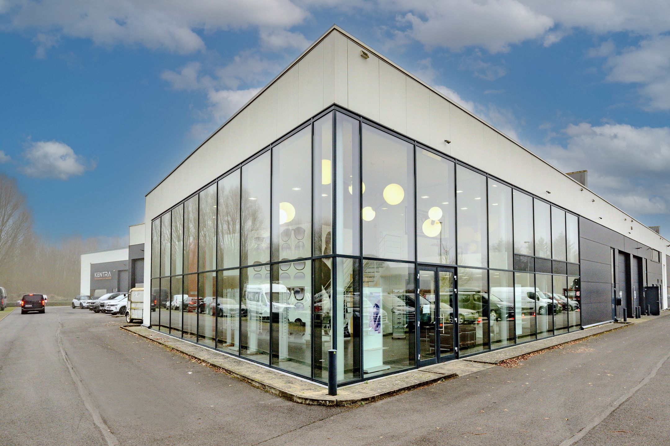 Te Koop Moderne KMO-unit met Showroom, Kantoor, Magazijn en Parkeermogelijkheden te Aartselaar foto {{pictureIndex}}