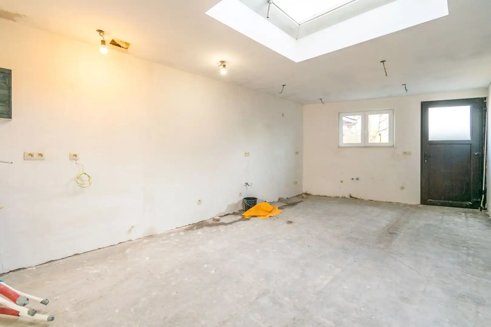 Een goed gelegen, verder af te werken rijwoning! foto 3