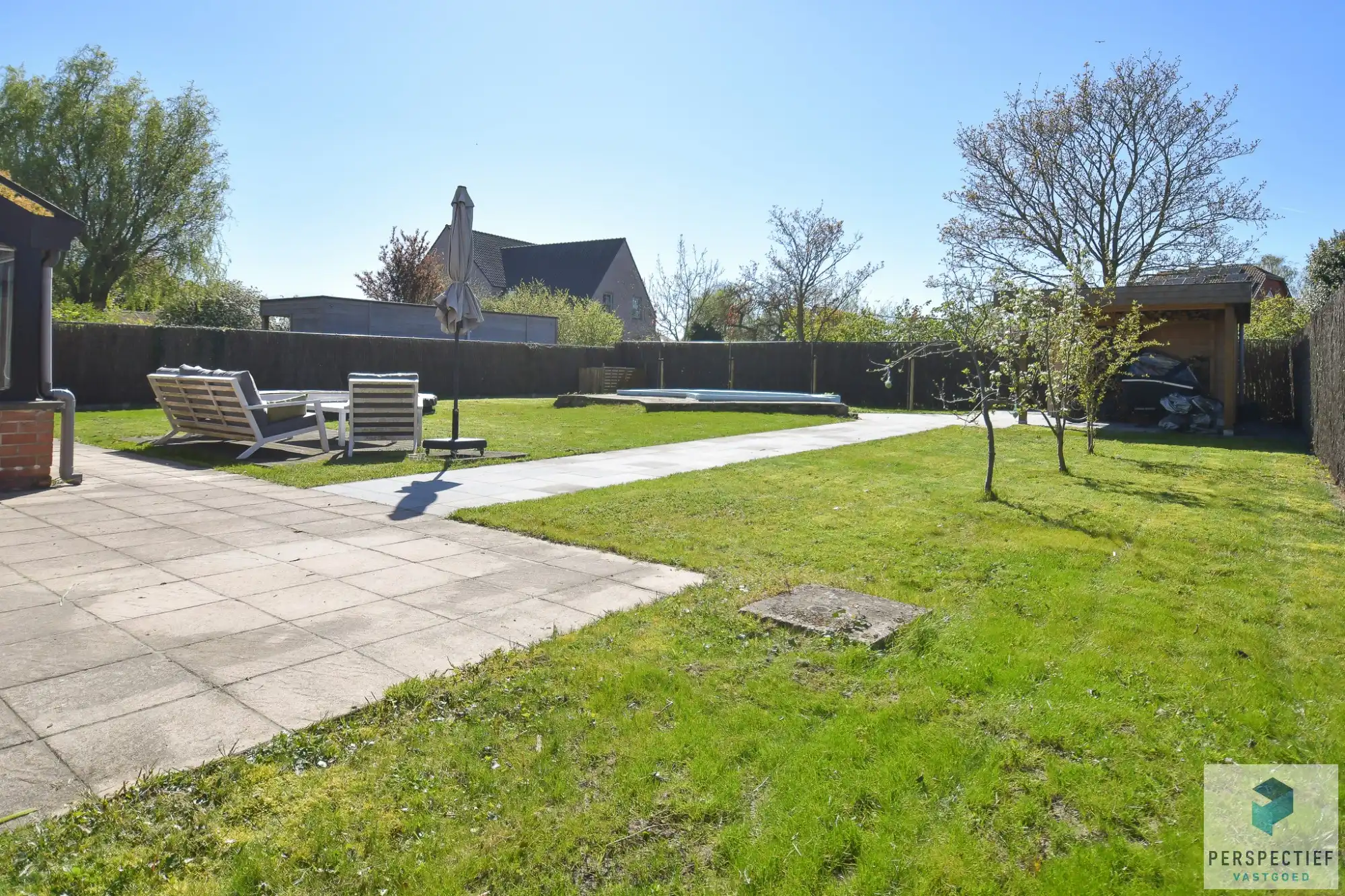 Centraal gelegen ruime woning met 3 slaapkamers - garage en grote tuin op 615 m² foto 3