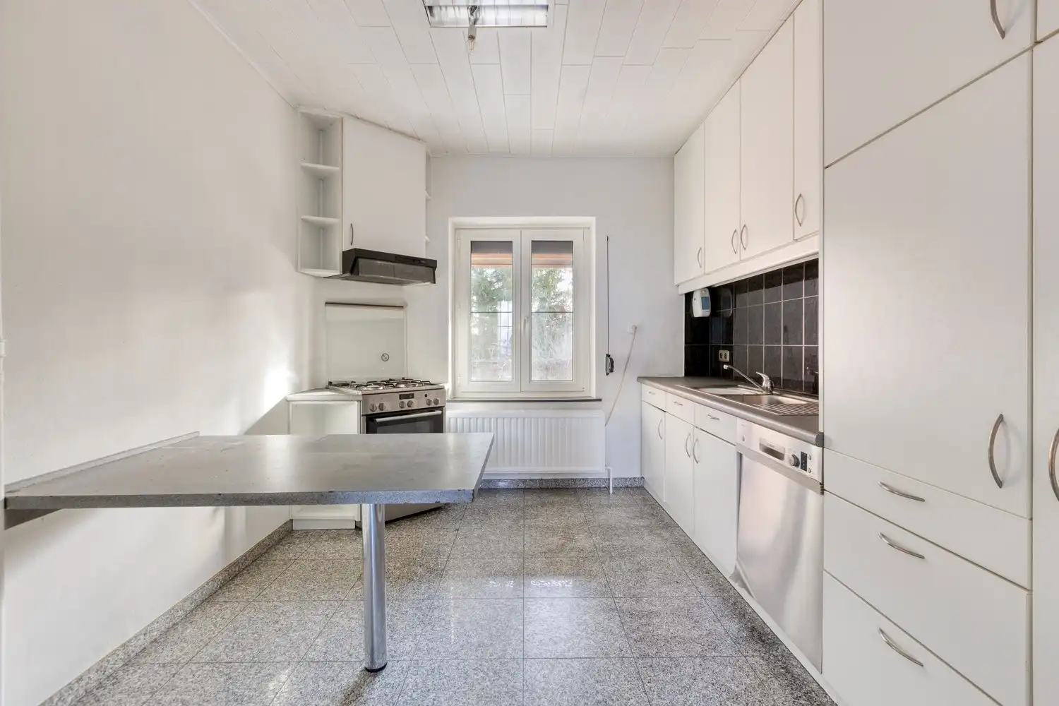 Te renoveren rijwoning met veel potentieel in hartje Genk foto 7