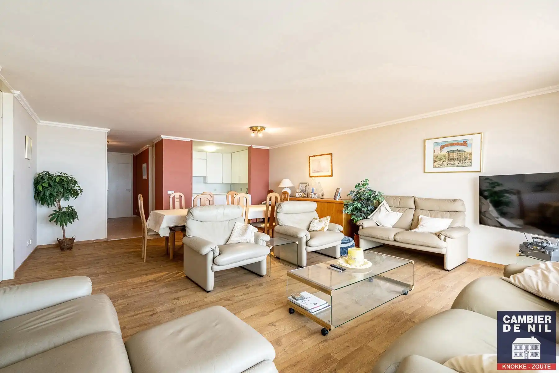 Gemeubeld appartement met frontaal zeezicht aan het Vanbunnenplein foto 3