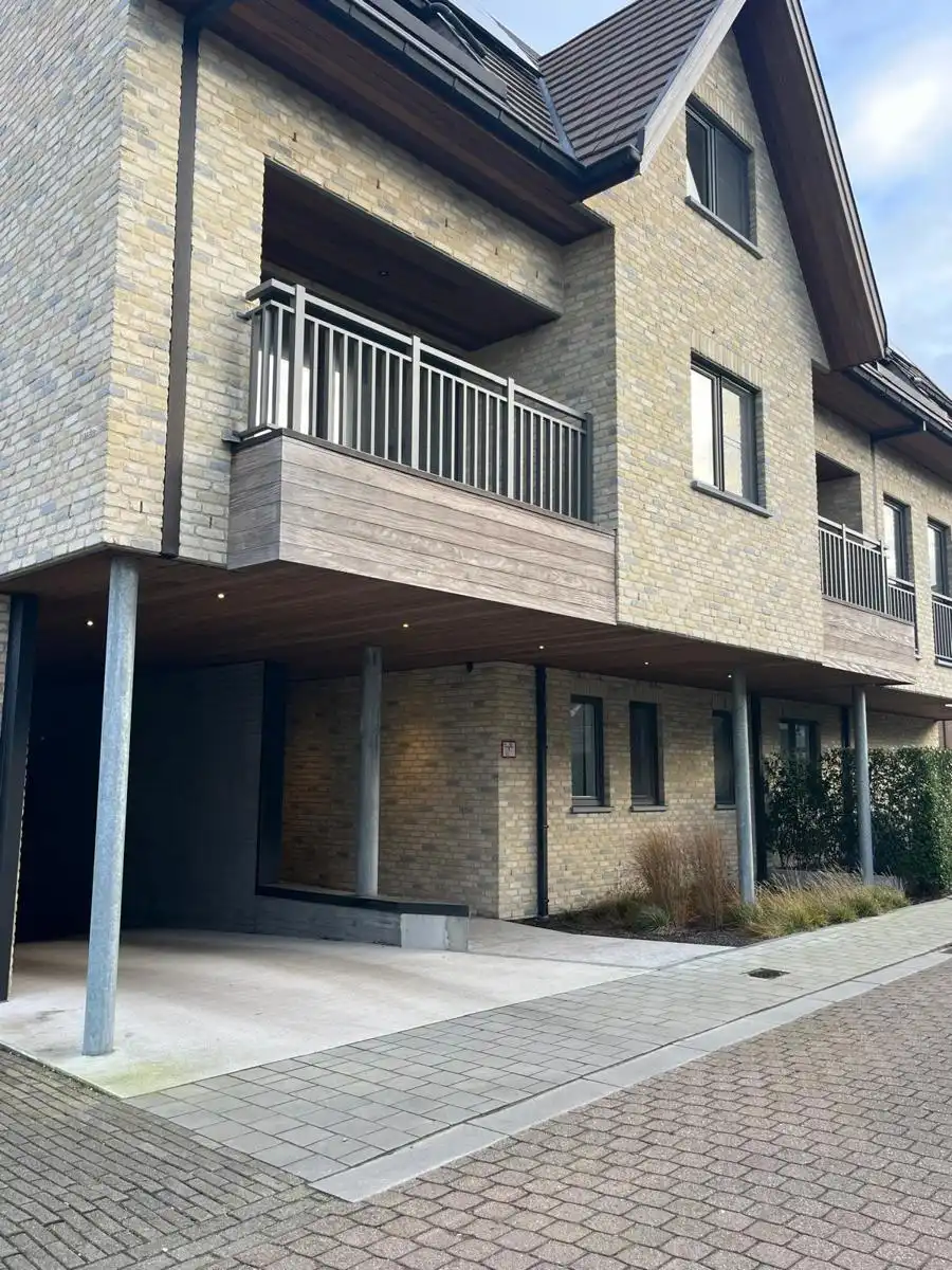 Afgesloten garagebox centrum Jabbeke foto {{pictureIndex}}