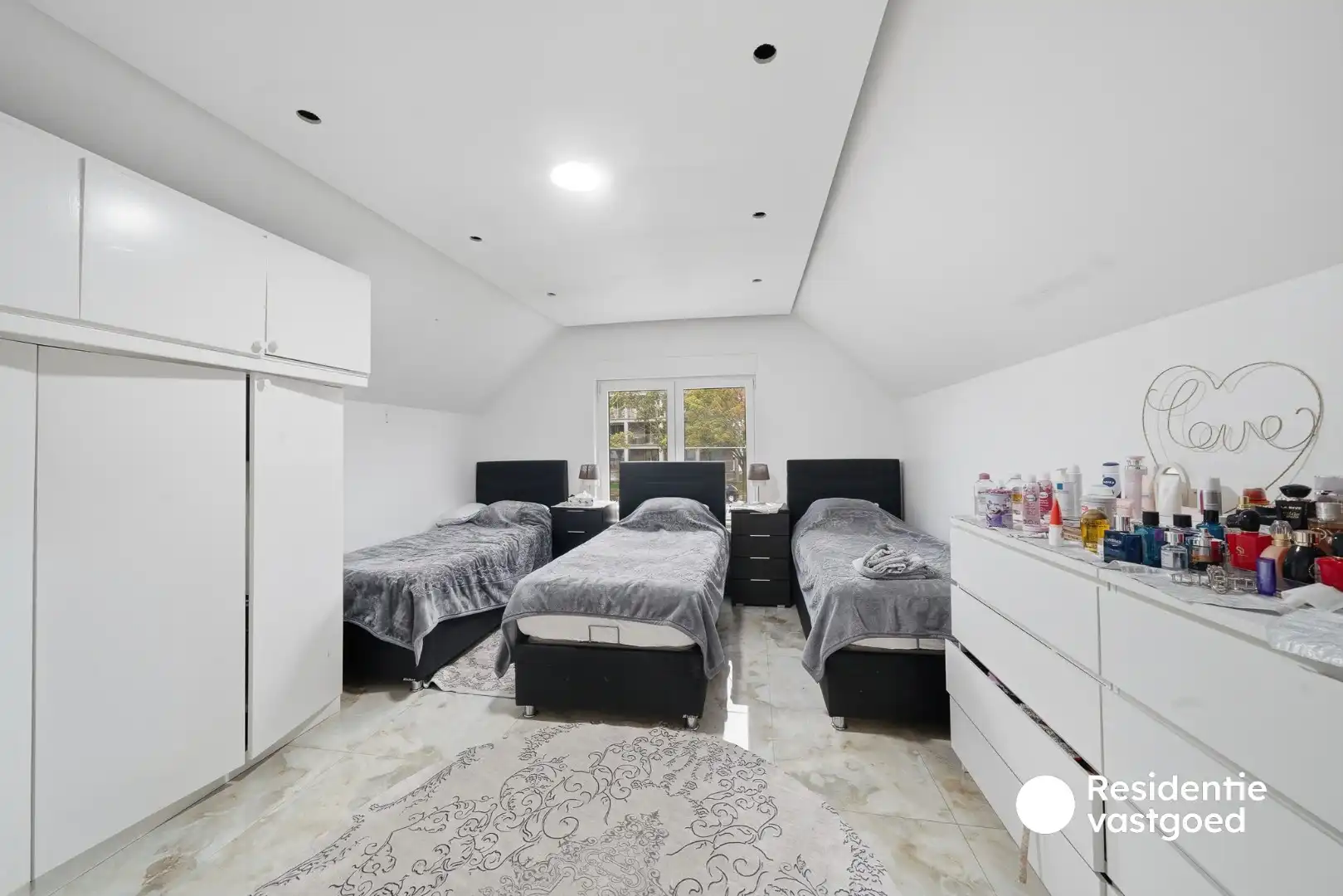 Halfopen woning met tuin en garage te koop foto 19